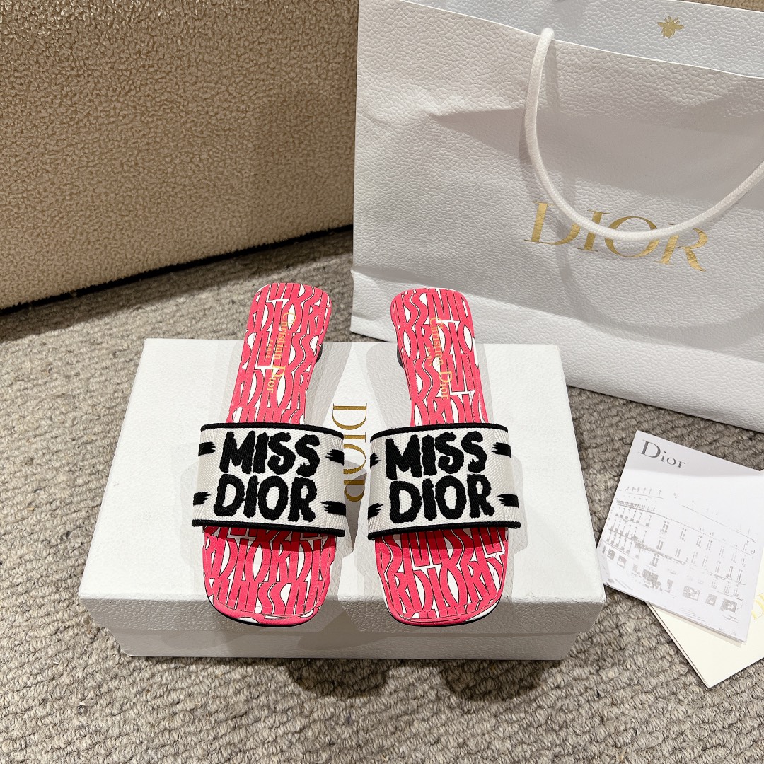 NO:167917,Purchase level!  The new Dior miss Dior series flat slippers, classic and beautiful masterpiece, the most popular spring and summer series of dior counters, both temperament, fashion, classic and durable design style, and the effect of the foot is particularly beautiful!  Original reproduction!  The upper is original custom canvas computer embroidery logo!  Inner/foot pad: Original custom imported water-washed cowhide piri!  Italian A-grade leather outsole!  Heel height 3.5cm, size 34-43 (34, 40, 41, 42, 43 customized, non-return and exchange), slippers, dior, dior, slippers, cowhide, Leather soles19860909代购级别！ 新款迪奥miss Dior 系列平底拖鞋,经典上乘美艳力作 dior专柜最火春夏系列 兼备气质 时尚 经典耐看的设计风格 上脚效果特别美！原版复刻制作！ 鞋面原版定制帆布电脑刺绣Logo！ 内里/垫脚:原版定制进口水洗牛皮皮里 ！ 意大利A级真皮大底！ 跟高3.5cm 码数34-43（34,40,41,42,43定制不退换）,拖鞋,dior,dior,slippers,cowhide,Leather soles,Women's Shoes