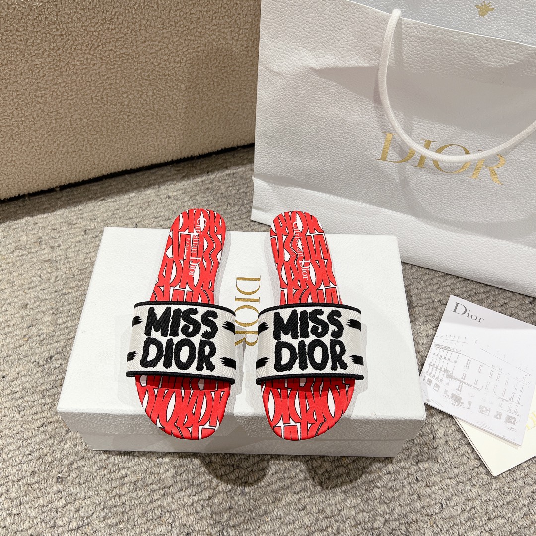 NO:167920,Purchase level!  The new Dior miss Dior series flat slippers, classic and beautiful masterpiece, the most popular spring and summer series of dior counters, both temperament, fashion, classic and durable design style, and the effect of the foot is particularly beautiful!  Original reproduction!  The upper is original custom canvas computer embroidery logo!  Inner/foot pad: Original custom imported water-washed cowhide piri!  Italian A-grade leather outsole!  Heel height 1.5cm, size 34-43 (34, 40, 41, 42, 43 customized, non-return and exchange), slippers, dior, dior, slippers, cowhide, Leather soles19860909代购级别！ 新款迪奥miss Dior 系列平底拖鞋,经典上乘美艳力作 dior专柜最火春夏系列 兼备气质 时尚 经典耐看的设计风格 上脚效果特别美！原版复刻制作！ 鞋面原版定制帆布电脑刺绣Logo！ 内里/垫脚:原版定制进口水洗牛皮皮里 ！ 意大利A级真皮大底！ 跟高1.5cm 码数34-43（34,40,41,42,43定制不退换）,拖鞋,dior,dior,slippers,cowhide,Leather soles,Women's Shoes