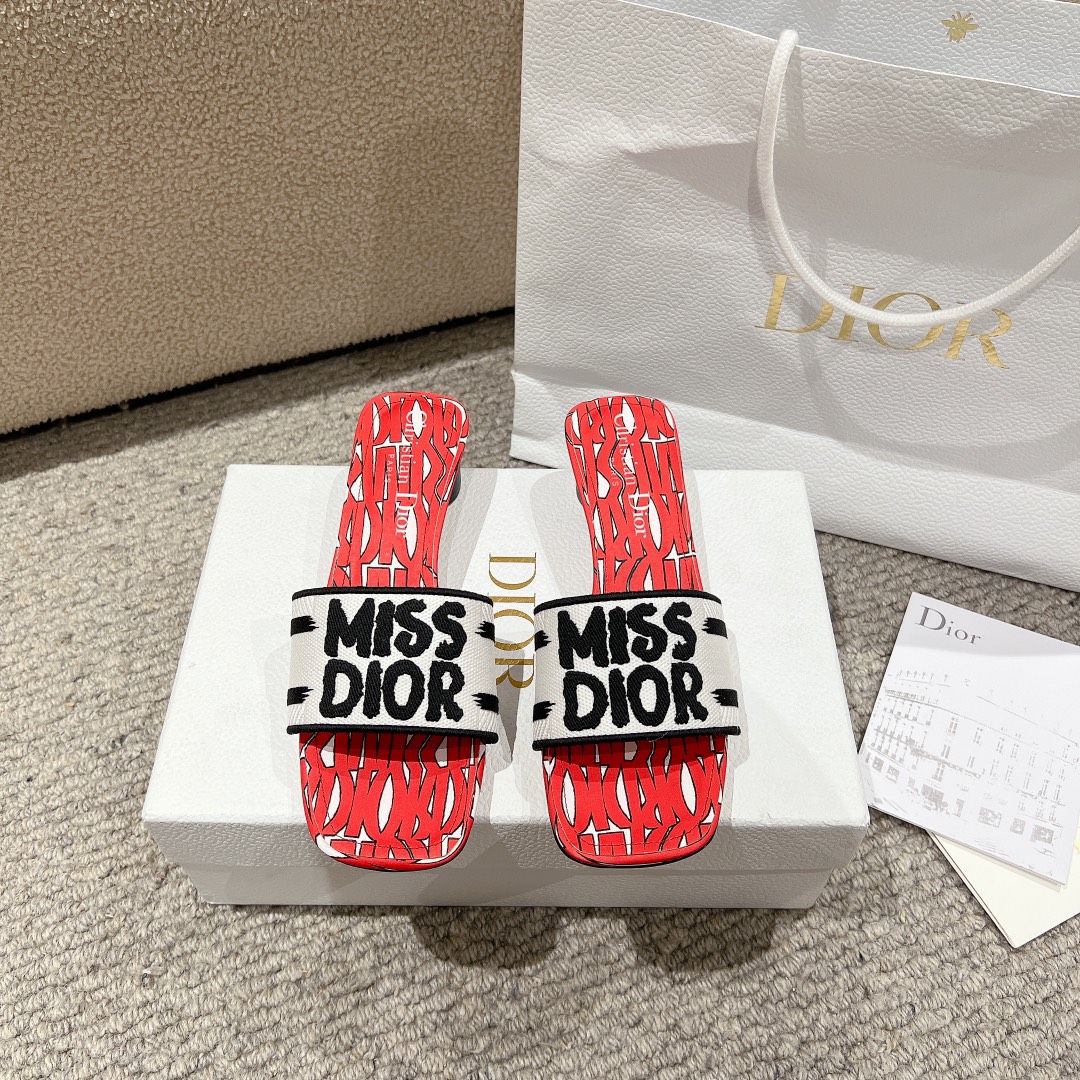 NO:167923,Purchase level!  The new Dior miss Dior series flat slippers, classic and beautiful masterpiece, the most popular spring and summer series of dior counters, both temperament, fashion, classic and durable design style, and the effect of the foot is particularly beautiful!  Original reproduction!  The upper is original custom canvas computer embroidery logo!  Inner/foot pad: Original custom imported water-washed cowhide piri!  Italian A-grade leather outsole!  Heel height 3.5cm, size 34-43 (34, 40, 41, 42, 43 customized, non-return and exchange), slippers, dior, dior, slippers, cowhide, Leather soles19860909代购级别！ 新款迪奥miss Dior 系列平底拖鞋,经典上乘美艳力作 dior专柜最火春夏系列 兼备气质 时尚 经典耐看的设计风格 上脚效果特别美！原版复刻制作！ 鞋面原版定制帆布电脑刺绣Logo！ 内里/垫脚:原版定制进口水洗牛皮皮里 ！ 意大利A级真皮大底！ 跟高3.5cm 码数34-43（34,40,41,42,43定制不退换）,拖鞋,dior,dior,slippers,cowhide,Leather soles,Women's Shoes