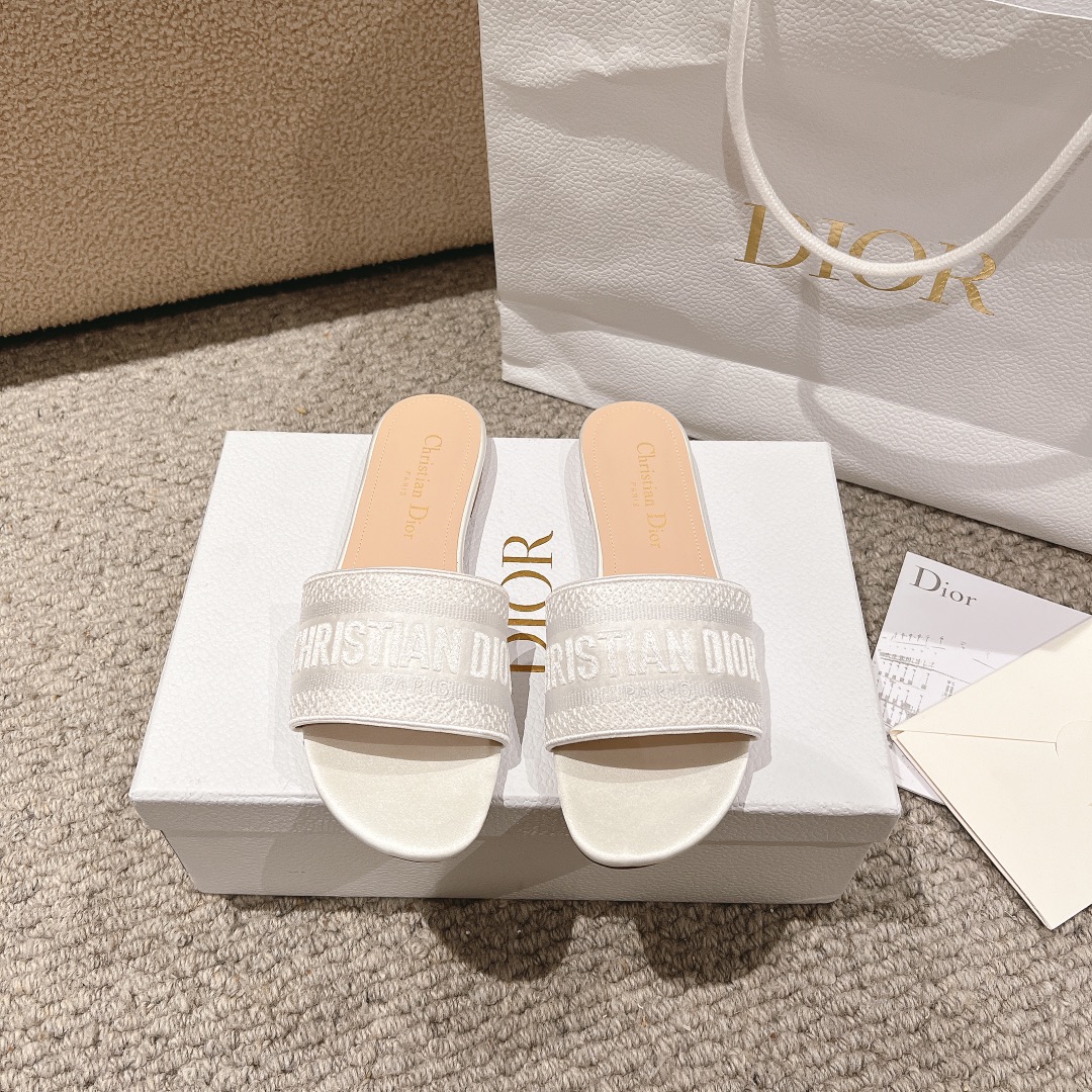 NO:253224,Purchase level!  Dior logo computer embroidered canvas flat slippers, metallic glossy thread embroidery and silk, classic and beautiful masterpiece, the most popular series of dior counters, both temperament, fashion, classic and durable design style, the effect of the foot is particularly beautiful!  Original reproduction!  Upper: Original custom metallic gloss line computer embroidery logo!  Inner/foot pad: Original custom imported water-washed cowhide piri!  Italian A-grade leather outsole!  Heel height 1.5cm, size 34-43 (34, 40, 41, 42, 43 customized, non-return and exchange), slippers, dior, dior, slippers, cowhide, Leather soles19860909代购级别！ 迪奥logo 电脑绣帆布平底拖鞋,金属光泽线刺绣与丝绸搭配,经典上乘美艳力作 dior专柜最火系列 兼备气质 时尚 经典耐看的设计风格 上脚效果特别美！原版复刻制作！ 鞋面:原版定制金属光泽线电脑刺绣Logo！ 内里/垫脚:原版定制进口水洗牛皮皮里 ！ 意大利A级真皮大底！ 跟高1.5cm 码数34-43（34,40,41,42,43定制不退换）,拖鞋,dior,dior,slippers,cowhide,Leather soles,Women's Shoes
