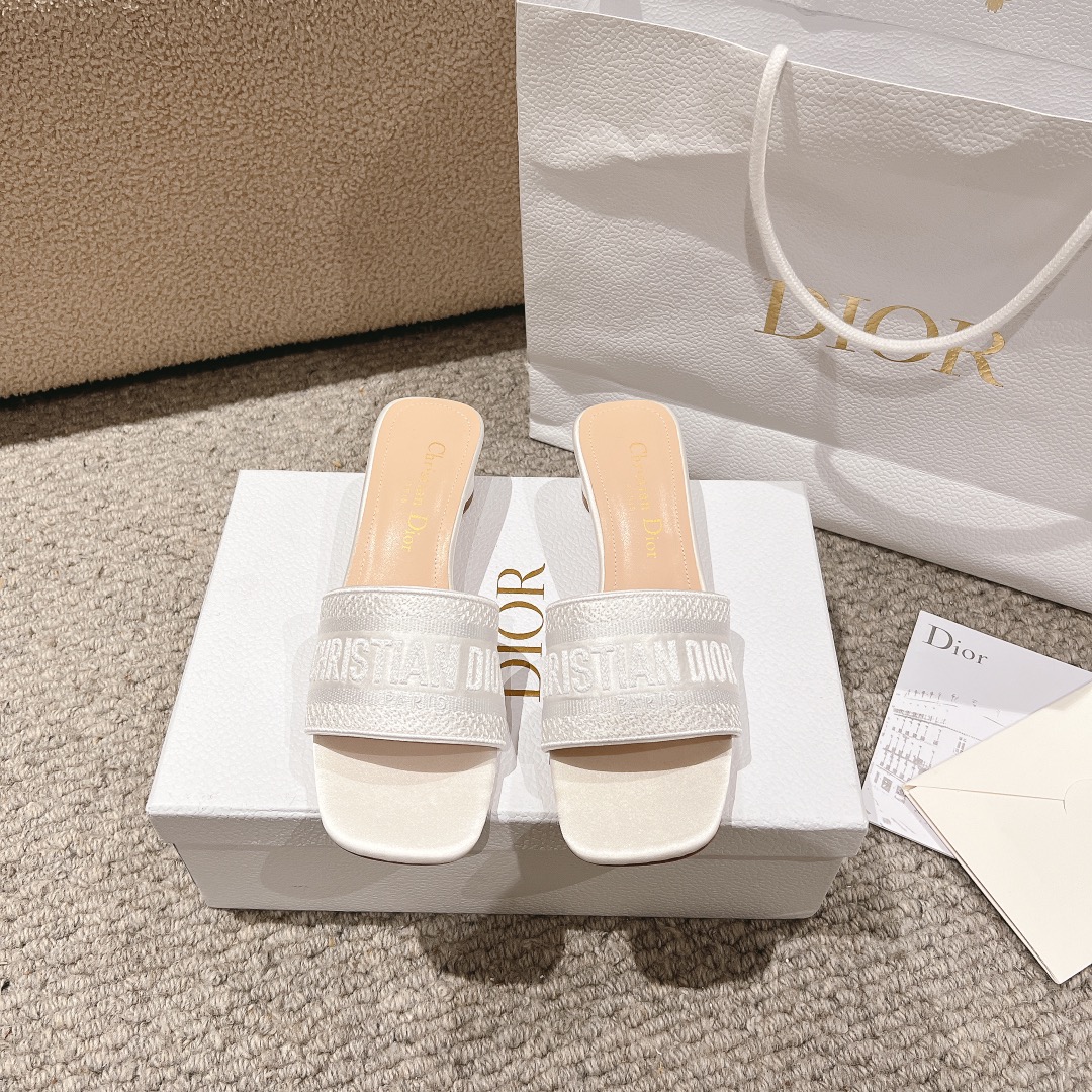 NO:253225,Purchase level!  Dior logo computer embroidered canvas flat slippers, metallic glossy thread embroidery and silk, classic and beautiful masterpiece, the most popular series of dior counters, both temperament, fashion, classic and durable design style, the effect of the foot is particularly beautiful!  Original reproduction!  Upper: Original custom metallic gloss line computer embroidery logo!  Inner/foot pad: Original custom imported water-washed cowhide piri!  Italian A-grade leather outsole!  Heel height 3.5cm, size 34-43 (34, 40, 41, 42, 43 customized, non-return and exchange), slippers, dior, dior, slippers, cowhide, Leather soles19860909代购级别！ 迪奥logo 电脑绣帆布平底拖鞋,金属光泽线刺绣与丝绸搭配,经典上乘美艳力作 dior专柜最火系列 兼备气质 时尚 经典耐看的设计风格 上脚效果特别美！原版复刻制作！ 鞋面:原版定制金属光泽线电脑刺绣Logo！ 内里/垫脚:原版定制进口水洗牛皮皮里 ！ 意大利A级真皮大底！ 跟高3.5cm 码数34-43（34,40,41,42,43定制不退换）,拖鞋,dior,dior,slippers,cowhide,Leather soles,Women's Shoes