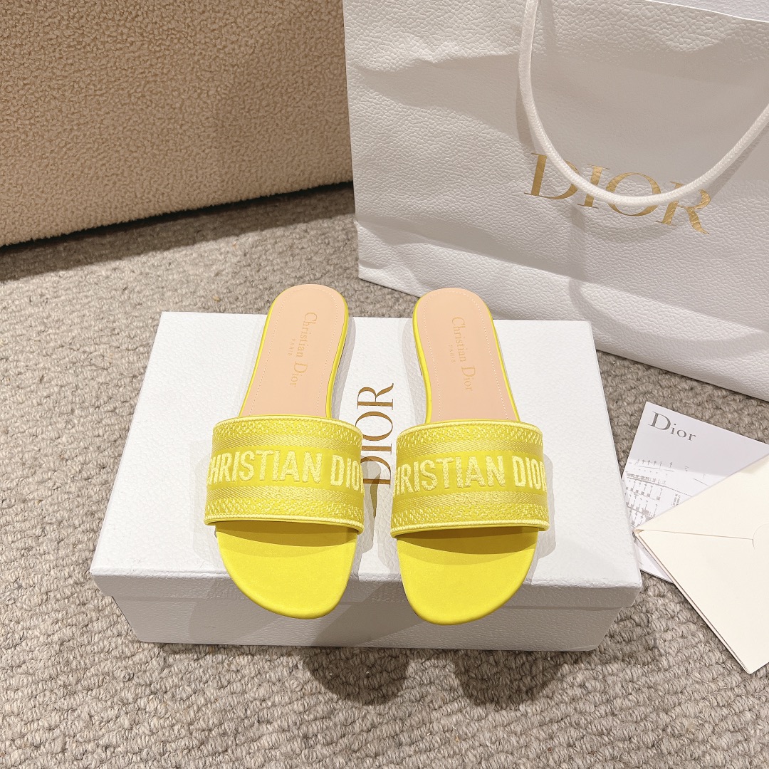 NO:253228,Purchase level!  Dior logo computer embroidered canvas flat slippers, metallic glossy thread embroidery and silk, classic and beautiful masterpiece, the most popular series of dior counters, both temperament, fashion, classic and durable design style, the effect of the foot is particularly beautiful!  Original reproduction!  Upper: Original custom metallic gloss line computer embroidery logo!  Inner/foot pad: Original custom imported water-washed cowhide piri!  Italian A-grade leather outsole!  Heel height 1.5cm, size 34-43 (34, 40, 41, 42, 43 customized, non-return and exchange), slippers, dior, dior, slippers, cowhide, Leather soles19860909代购级别！ 迪奥logo 电脑绣帆布平底拖鞋,金属光泽线刺绣与丝绸搭配,经典上乘美艳力作 dior专柜最火系列 兼备气质 时尚 经典耐看的设计风格 上脚效果特别美！原版复刻制作！ 鞋面:原版定制金属光泽线电脑刺绣Logo！ 内里/垫脚:原版定制进口水洗牛皮皮里 ！ 意大利A级真皮大底！ 跟高1.5cm 码数34-43（34,40,41,42,43定制不退换）,拖鞋,dior,dior,slippers,cowhide,Leather soles,Women's Shoes