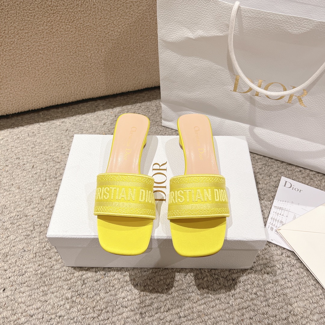 NO:253231,Purchase level!  Dior logo computer embroidered canvas flat slippers, metallic glossy thread embroidery and silk, classic and beautiful masterpiece, the most popular series of dior counters, both temperament, fashion, classic and durable design style, the effect of the foot is particularly beautiful!  Original reproduction!  Upper: Original custom metallic gloss line computer embroidery logo!  Inner/foot pad: Original custom imported water-washed cowhide piri!  Italian A-grade leather outsole!  Heel height 3.5cm, size 34-43 (34, 40, 41, 42, 43 customized, non-return and exchange), slippers, dior, dior, slippers, cowhide, Leather soles19860909代购级别！ 迪奥logo 电脑绣帆布平底拖鞋,金属光泽线刺绣与丝绸搭配,经典上乘美艳力作 dior专柜最火系列 兼备气质 时尚 经典耐看的设计风格 上脚效果特别美！原版复刻制作！ 鞋面:原版定制金属光泽线电脑刺绣Logo！ 内里/垫脚:原版定制进口水洗牛皮皮里 ！ 意大利A级真皮大底！ 跟高3.5cm 码数34-43（34,40,41,42,43定制不退换）,拖鞋,dior,dior,slippers,cowhide,Leather soles,Women's Shoes