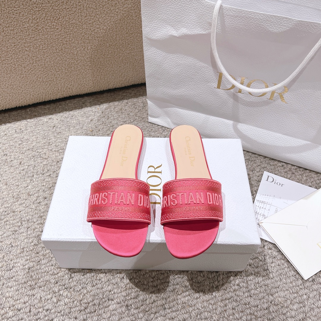 NO:253234,Purchase level!  Dior logo computer embroidered canvas flat slippers, metallic glossy thread embroidery and silk, classic and beautiful masterpiece, the most popular series of dior counters, both temperament, fashion, classic and durable design style, the effect of the foot is particularly beautiful!  Original reproduction!  Upper: Original custom metallic gloss line computer embroidery logo!  Inner/foot pad: Original custom imported water-washed cowhide piri!  Italian A-grade leather outsole!  Heel height 1.5cm, size 34-43 (34, 40, 41, 42, 43 customized, non-return and exchange), slippers, dior, dior, slippers, cowhide, Leather soles19860909代购级别！ 迪奥logo 电脑绣帆布平底拖鞋,金属光泽线刺绣与丝绸搭配,经典上乘美艳力作 dior专柜最火系列 兼备气质 时尚 经典耐看的设计风格 上脚效果特别美！原版复刻制作！ 鞋面:原版定制金属光泽线电脑刺绣Logo！ 内里/垫脚:原版定制进口水洗牛皮皮里 ！ 意大利A级真皮大底！ 跟高1.5cm 码数34-43（34,40,41,42,43定制不退换）,拖鞋,dior,dior,slippers,cowhide,Leather soles,Women's Shoes