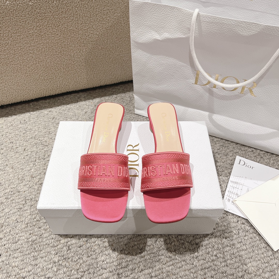 NO:253237,Purchase level!  Dior logo computer embroidered canvas flat slippers, metallic glossy thread embroidery and silk, classic and beautiful masterpiece, the most popular series of dior counters, both temperament, fashion, classic and durable design style, the effect of the foot is particularly beautiful!  Original reproduction!  Upper: Original custom metallic gloss line computer embroidery logo!  Inner/foot pad: Original custom imported water-washed cowhide piri!  Italian A-grade leather outsole!  Heel height 3.5cm, size 34-43 (34, 40, 41, 42, 43 customized, non-return and exchange), slippers, dior, dior, slippers, cowhide, Leather soles19860909代购级别！ 迪奥logo 电脑绣帆布平底拖鞋,金属光泽线刺绣与丝绸搭配,经典上乘美艳力作 dior专柜最火系列 兼备气质 时尚 经典耐看的设计风格 上脚效果特别美！原版复刻制作！ 鞋面:原版定制金属光泽线电脑刺绣Logo！ 内里/垫脚:原版定制进口水洗牛皮皮里 ！ 意大利A级真皮大底！ 跟高3.5cm 码数34-43（34,40,41,42,43定制不退换）,拖鞋,dior,dior,slippers,cowhide,Leather soles,Women's Shoes