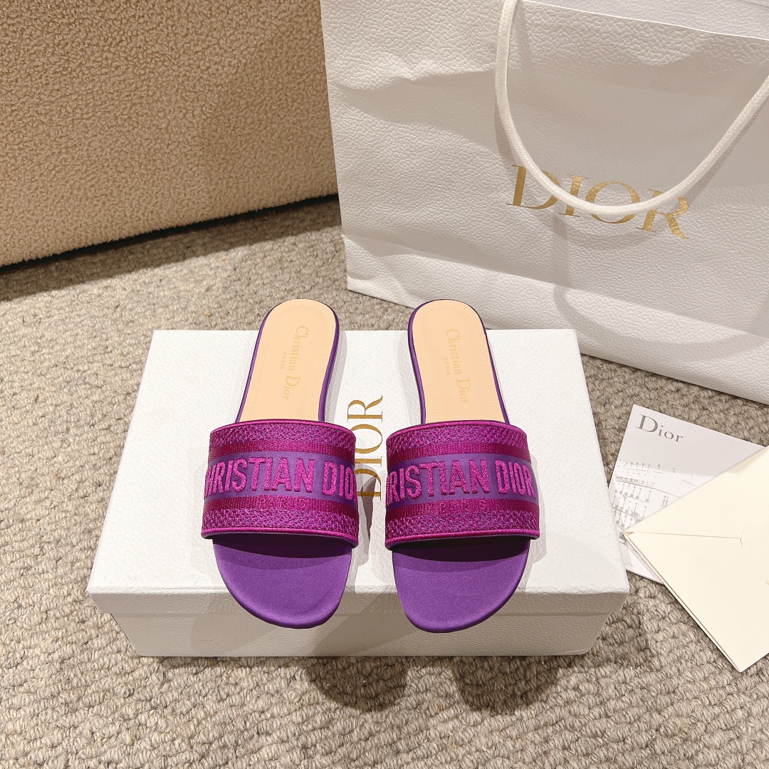 NO:253240,Purchase level!  Dior logo computer embroidered canvas flat slippers, metallic glossy thread embroidery and silk, classic and beautiful masterpiece, the most popular series of dior counters, both temperament, fashion, classic and durable design style, the effect of the foot is particularly beautiful!  Original reproduction!  Upper: Original custom metallic gloss line computer embroidery logo!  Inner/foot pad: Original custom imported water-washed cowhide piri!  Italian A-grade leather outsole!  Heel height 1.5cm, size 34-43 (34, 40, 41, 42, 43 customized, non-return and exchange), slippers, dior, dior, slippers, cowhide, Leather soles19860909代购级别！ 迪奥logo 电脑绣帆布平底拖鞋,金属光泽线刺绣与丝绸搭配,经典上乘美艳力作 dior专柜最火系列 兼备气质 时尚 经典耐看的设计风格 上脚效果特别美！原版复刻制作！ 鞋面:原版定制金属光泽线电脑刺绣Logo！ 内里/垫脚:原版定制进口水洗牛皮皮里 ！ 意大利A级真皮大底！ 跟高1.5cm 码数34-43（34,40,41,42,43定制不退换）,拖鞋,dior,dior,slippers,cowhide,Leather soles,Women's Shoes