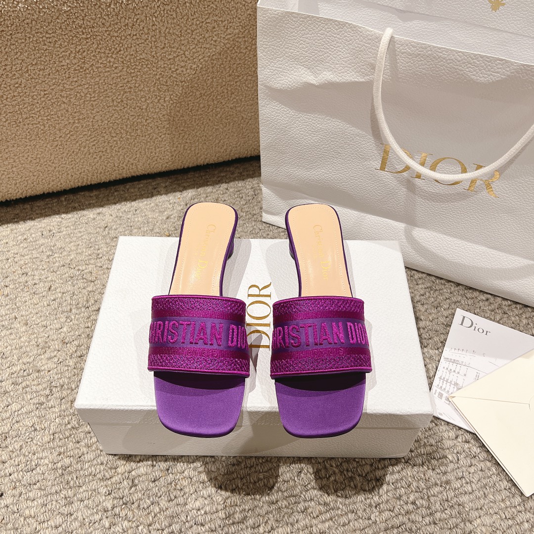 NO:253243,Purchase level!  Dior logo computer embroidered canvas flat slippers, metallic glossy thread embroidery and silk, classic and beautiful masterpiece, the most popular series of dior counters, both temperament, fashion, classic and durable design style, the effect of the foot is particularly beautiful!  Original reproduction!  Upper: Original custom metallic gloss line computer embroidery logo!  Inner/foot pad: Original custom imported water-washed cowhide piri!  Italian A-grade leather outsole!  Heel height 3.5cm, size 34-43 (34, 40, 41, 42, 43 customized, non-return and exchange), slippers, dior, dior, slippers, cowhide, Leather soles19860909代购级别！ 迪奥logo 电脑绣帆布平底拖鞋,金属光泽线刺绣与丝绸搭配,经典上乘美艳力作 dior专柜最火系列 兼备气质 时尚 经典耐看的设计风格 上脚效果特别美！原版复刻制作！ 鞋面:原版定制金属光泽线电脑刺绣Logo！ 内里/垫脚:原版定制进口水洗牛皮皮里 ！ 意大利A级真皮大底！ 跟高3.5cm 码数34-43（34,40,41,42,43定制不退换）,拖鞋,dior,dior,slippers,cowhide,Leather soles,Women's Shoes