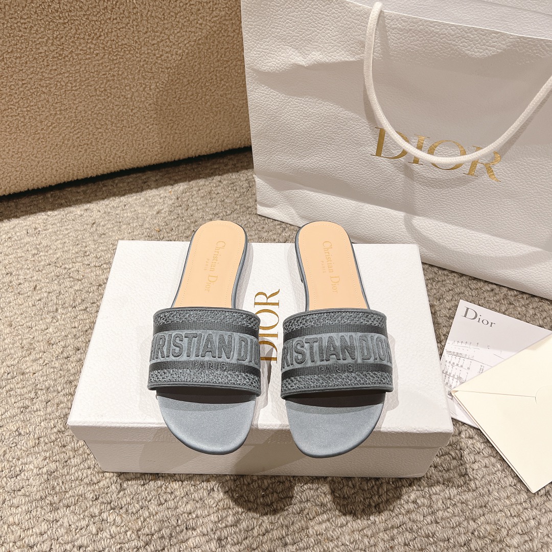 NO:253246,Purchase level!  Dior logo computer embroidered canvas flat slippers, metallic glossy thread embroidery and silk, classic and beautiful masterpiece, the most popular series of dior counters, both temperament, fashion, classic and durable design style, the effect of the foot is particularly beautiful!  Original reproduction!  Upper: Original custom metallic gloss line computer embroidery logo!  Inner/foot pad: Original custom imported water-washed cowhide piri!  Italian A-grade leather outsole!  Heel height 1.5cm, size 34-43 (34, 40, 41, 42, 43 customized, non-return and exchange), slippers, dior, dior, slippers, cowhide, Leather soles19860909代购级别！ 迪奥logo 电脑绣帆布平底拖鞋,金属光泽线刺绣与丝绸搭配,经典上乘美艳力作 dior专柜最火系列 兼备气质 时尚 经典耐看的设计风格 上脚效果特别美！原版复刻制作！ 鞋面:原版定制金属光泽线电脑刺绣Logo！ 内里/垫脚:原版定制进口水洗牛皮皮里 ！ 意大利A级真皮大底！ 跟高1.5cm 码数34-43（34,40,41,42,43定制不退换),拖鞋,dior,dior,slippers,cowhide,Leather soles,Women's Shoes
