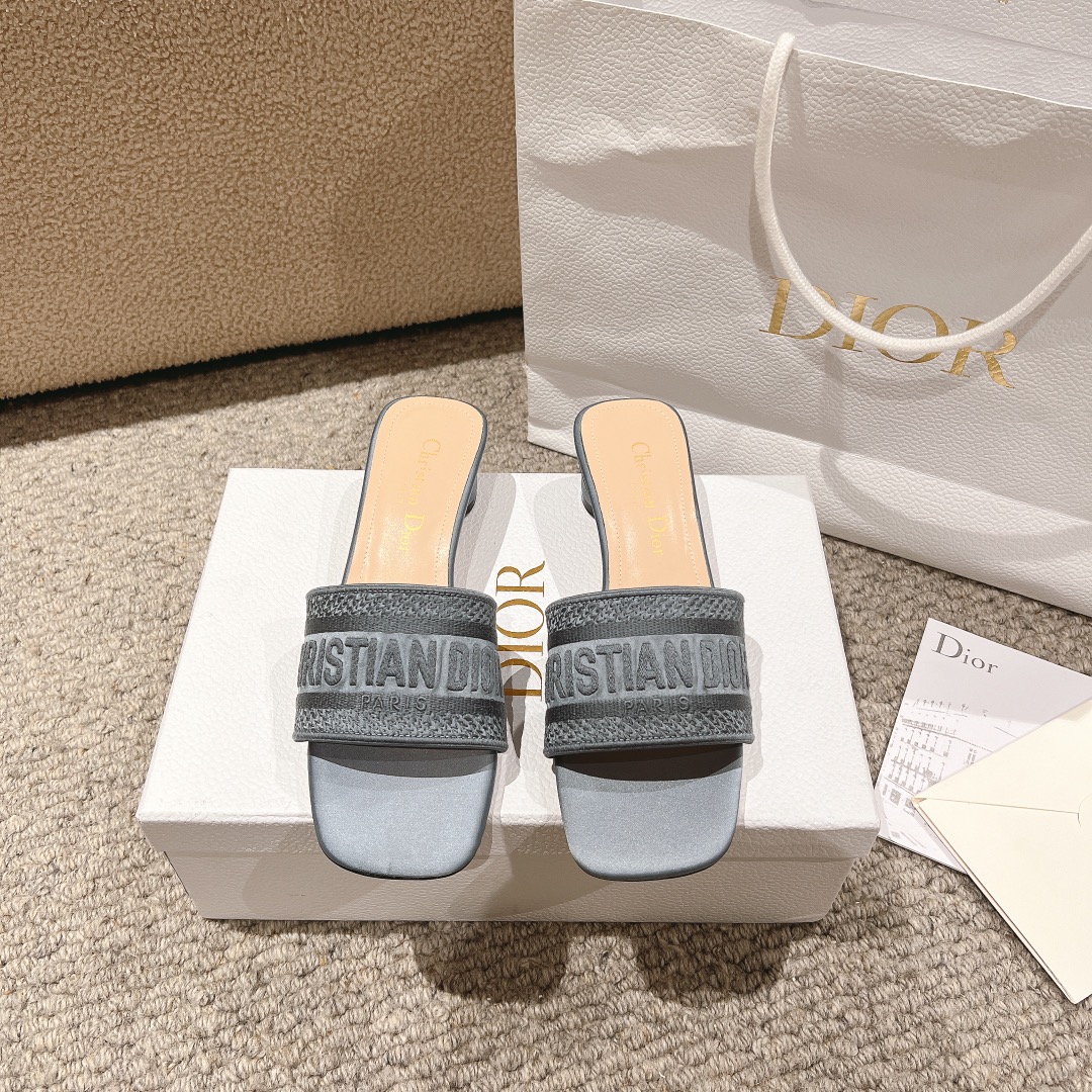 NO:253249,Purchase level!  Dior logo computer embroidered canvas flat slippers, metallic glossy thread embroidery and silk, classic and beautiful masterpiece, the most popular series of dior counters, both temperament, fashion, classic and durable design style, the effect of the foot is particularly beautiful!  Original reproduction!  Upper: Original custom metallic gloss line computer embroidery logo!  Inner/foot pad: Original custom imported water-washed cowhide piri!  Italian A-grade leather outsole!  Heel height 3.5cm, size 34-43 (34, 40, 41, 42, 43 customized, non-return and exchange), slippers, dior, dior, slippers, cowhide, Leather soles19860909代购级别！ 迪奥logo 电脑绣帆布平底拖鞋,金属光泽线刺绣与丝绸搭配,经典上乘美艳力作 dior专柜最火系列 兼备气质 时尚 经典耐看的设计风格 上脚效果特别美！原版复刻制作！ 鞋面:原版定制金属光泽线电脑刺绣Logo！ 内里/垫脚:原版定制进口水洗牛皮皮里 ！ 意大利A级真皮大底！ 跟高3.5cm 码数34-43（34,40,41,42,43定制不退换）,拖鞋,dior,dior,slippers,cowhide,Leather soles,Women's Shoes