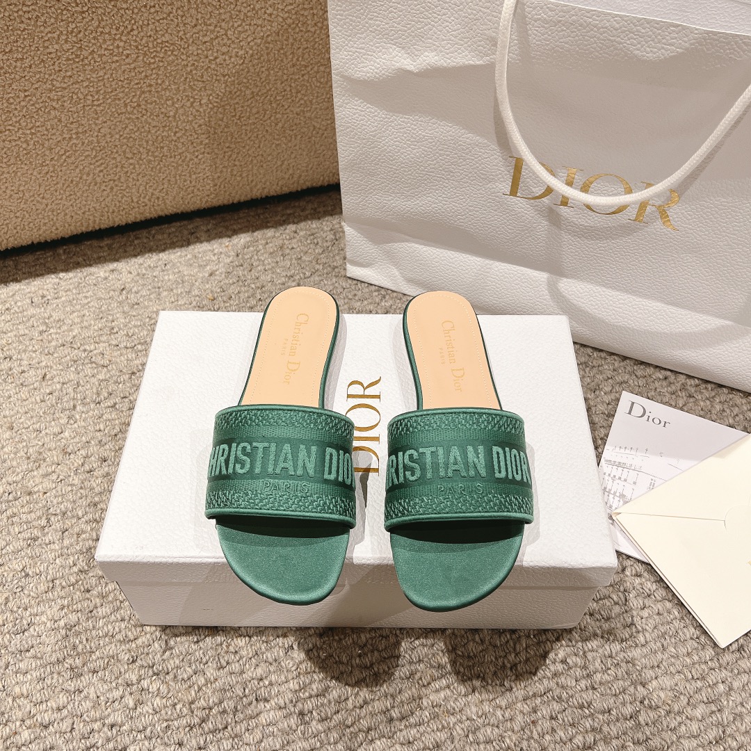 NO:253252,Purchase level!  Dior logo computer embroidered canvas flat slippers, metallic glossy thread embroidery and silk, classic and beautiful masterpiece, the most popular series of dior counters, both temperament, fashion, classic and durable design style, the effect of the foot is particularly beautiful!  Original reproduction!  Upper: Original custom metallic gloss line computer embroidery logo!  Inner/foot pad: Original custom imported water-washed cowhide piri!  Italian A-grade leather outsole!  Heel height 1.5cm, size 34-43 (34, 40, 41, 42, 43 customized, non-return and exchange), slippers, dior, dior, slippers, cowhide, Leather soles19860909代购级别！ 迪奥logo 电脑绣帆布平底拖鞋,金属光泽线刺绣与丝绸搭配,经典上乘美艳力作 dior专柜最火系列 兼备气质 时尚 经典耐看的设计风格 上脚效果特别美！原版复刻制作！ 鞋面:原版定制金属光泽线电脑刺绣Logo！ 内里/垫脚:原版定制进口水洗牛皮皮里 ！ 意大利A级真皮大底！ 跟高1.5cm 码数34-43（34,40,41,42,43定制不退换）,拖鞋,dior,dior,slippers,cowhide,Leather soles,Women's Shoes