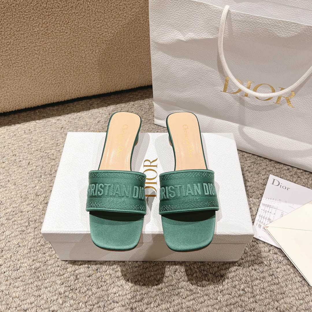 NO:253226,Purchase level!  Dior logo computer embroidered canvas flat slippers, metallic glossy thread embroidery and silk, classic and beautiful masterpiece, the most popular series of dior counters, both temperament, fashion, classic and durable design style, the effect of the foot is particularly beautiful!  Original reproduction!  Upper: Original custom metallic gloss line computer embroidery logo!  Inner/foot pad: Original custom imported water-washed cowhide piri!  Italian A-grade leather outsole!  Heel height 3.5cm, size 34-43 (34, 40, 41, 42, 43 customized, non-return and exchange), slippers, dior, dior, slippers, cowhide, Leather soles19860909代购级别！ 迪奥logo 电脑绣帆布平底拖鞋,金属光泽线刺绣与丝绸搭配,经典上乘美艳力作 dior专柜最火系列 兼备气质 时尚 经典耐看的设计风格 上脚效果特别美！原版复刻制作！ 鞋面:原版定制金属光泽线电脑刺绣Logo！ 内里/垫脚:原版定制进口水洗牛皮皮里 ！ 意大利A级真皮大底！ 跟高3.5cm 码数34-43（34,40,41,42,43定制不退换）,拖鞋,dior,dior,slippers,cowhide,Leather soles,Women's Shoes