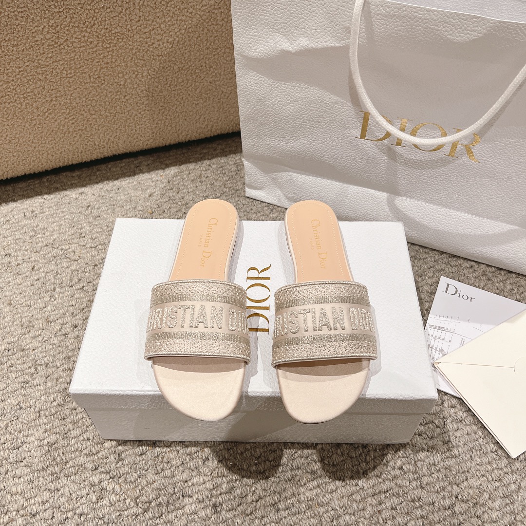 NO:253229,Purchase level!  Dior logo computer embroidered canvas flat slippers, metallic glossy thread embroidery and silk, classic and beautiful masterpiece, the most popular series of dior counters, both temperament, fashion, classic and durable design style, the effect of the foot is particularly beautiful!  Original reproduction!  Upper: Original custom metallic gloss line computer embroidery logo!  Inner/foot pad: Original custom imported water-washed cowhide piri!  Italian A-grade leather outsole!  Heel height 1.5cm, size 34-43 (34, 40, 41, 42, 43 customized, non-return and exchange), slippers, dior, dior, slippers, cowhide, Leather soles19860909代购级别！ 迪奥logo 电脑绣帆布平底拖鞋,金属光泽线刺绣与丝绸搭配,经典上乘美艳力作 dior专柜最火系列 兼备气质 时尚 经典耐看的设计风格 上脚效果特别美！原版复刻制作！ 鞋面:原版定制金属光泽线电脑刺绣Logo！ 内里/垫脚:原版定制进口水洗牛皮皮里 ！ 意大利A级真皮大底！ 跟高1.5cm 码数34-43（34,40,41,42,43定制不退换）,拖鞋,dior,dior,slippers,cowhide,Leather soles,Women's Shoes