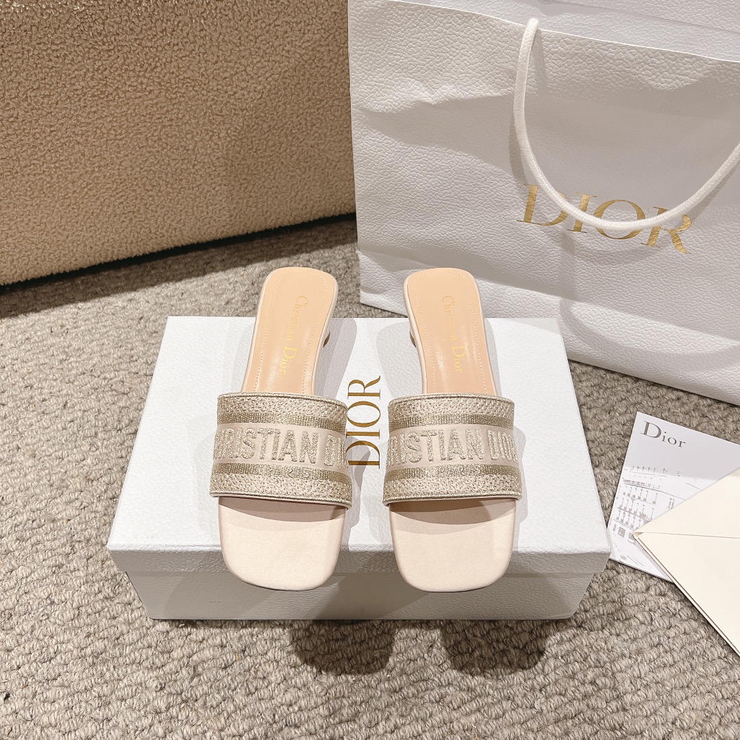 NO:253232,Purchase level!  Dior logo computer embroidered canvas flat slippers, metallic glossy thread embroidery and silk, classic and beautiful masterpiece, the most popular series of dior counters, both temperament, fashion, classic and durable design style, the effect of the foot is particularly beautiful!  Original reproduction!  Upper: Original custom metallic gloss line computer embroidery logo!  Inner/foot pad: Original custom imported water-washed cowhide piri!  Italian A-grade leather outsole!  Heel height 3.5cm, size 34-43 (34, 40, 41, 42, 43 customized, non-return and exchange), slippers, dior, dior, slippers, cowhide, Leather soles19860909代购级别！ 迪奥logo 电脑绣帆布平底拖鞋,金属光泽线刺绣与丝绸搭配,经典上乘美艳力作 dior专柜最火系列 兼备气质 时尚 经典耐看的设计风格 上脚效果特别美！原版复刻制作！ 鞋面:原版定制金属光泽线电脑刺绣Logo！ 内里/垫脚:原版定制进口水洗牛皮皮里 ！ 意大利A级真皮大底！ 跟高3.5cm 码数34-43（34,40,41,42,43定制不退换）,拖鞋,dior,dior,slippers,cowhide,Leather soles,Women's Shoes