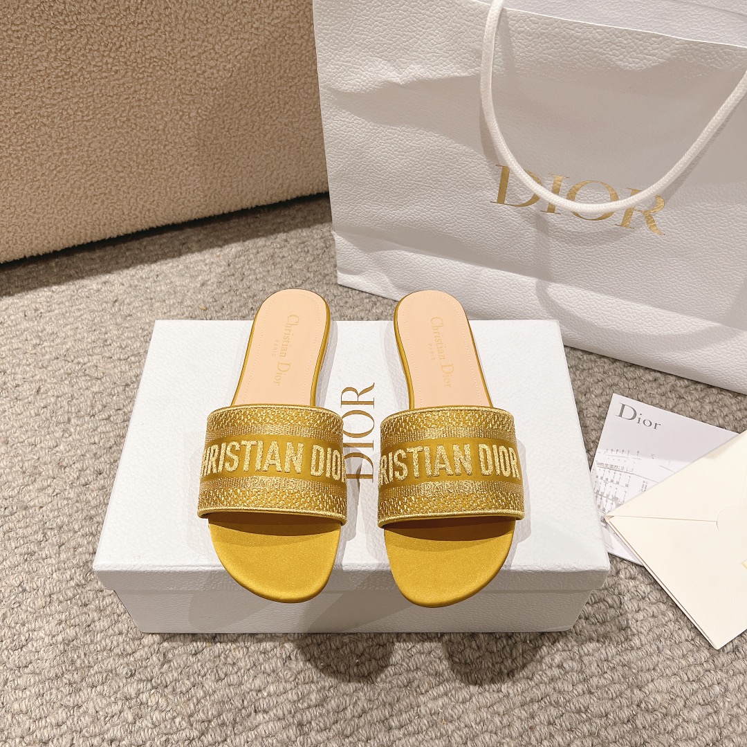 NO:253235,Purchase level!  Dior logo computer embroidered canvas flat slippers, metallic glossy thread embroidery and silk, classic and beautiful masterpiece, the most popular series of dior counters, both temperament, fashion, classic and durable design style, the effect of the foot is particularly beautiful!  Original reproduction!  Upper: Original custom metallic gloss line computer embroidery logo!  Inner/foot pad: Original custom imported water-washed cowhide piri!  Italian A-grade leather outsole!  Heel height 1.5cm, size 34-43 (34, 40, 41, 42, 43 customized, non-return and exchange), slippers, dior, dior, slippers, cowhide, Leather soles19860909代购级别！ 迪奥logo 电脑绣帆布平底拖鞋,金属光泽线刺绣与丝绸搭配,经典上乘美艳力作 dior专柜最火系列 兼备气质 时尚 经典耐看的设计风格 上脚效果特别美！原版复刻制作！ 鞋面:原版定制金属光泽线电脑刺绣Logo！ 内里/垫脚:原版定制进口水洗牛皮皮里 ！ 意大利A级真皮大底！ 跟高1.5cm 码数34-43（34,40,41,42,43定制不退换）,拖鞋,dior,dior,slippers,cowhide,Leather soles,Women's Shoes