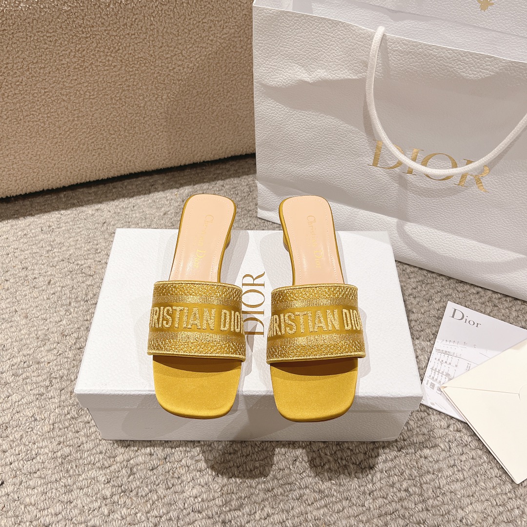 NO:253238,Purchase level!  Dior logo computer embroidered canvas flat slippers, metallic glossy thread embroidery and silk, classic and beautiful masterpiece, the most popular series of dior counters, both temperament, fashion, classic and durable design style, the effect of the foot is particularly beautiful!  Original reproduction!  Upper: Original custom metallic gloss line computer embroidery logo!  Inner/foot pad: Original custom imported water-washed cowhide piri!  Italian A-grade leather outsole!  Heel height 3.5cm, size 34-43 (34, 40, 41, 42, 43 customized, non-return and exchange), slippers, dior, dior, slippers, cowhide, Leather soles19860909代购级别！ 迪奥logo 电脑绣帆布平底拖鞋,金属光泽线刺绣与丝绸搭配,经典上乘美艳力作 dior专柜最火系列 兼备气质 时尚 经典耐看的设计风格 上脚效果特别美！原版复刻制作！ 鞋面:原版定制金属光泽线电脑刺绣Logo！ 内里/垫脚:原版定制进口水洗牛皮皮里 ！ 意大利A级真皮大底！ 跟高3.5cm 码数34-43（34,40,41,42,43定制不退换）,拖鞋,dior,dior,slippers,cowhide,Leather soles,Women's Shoes