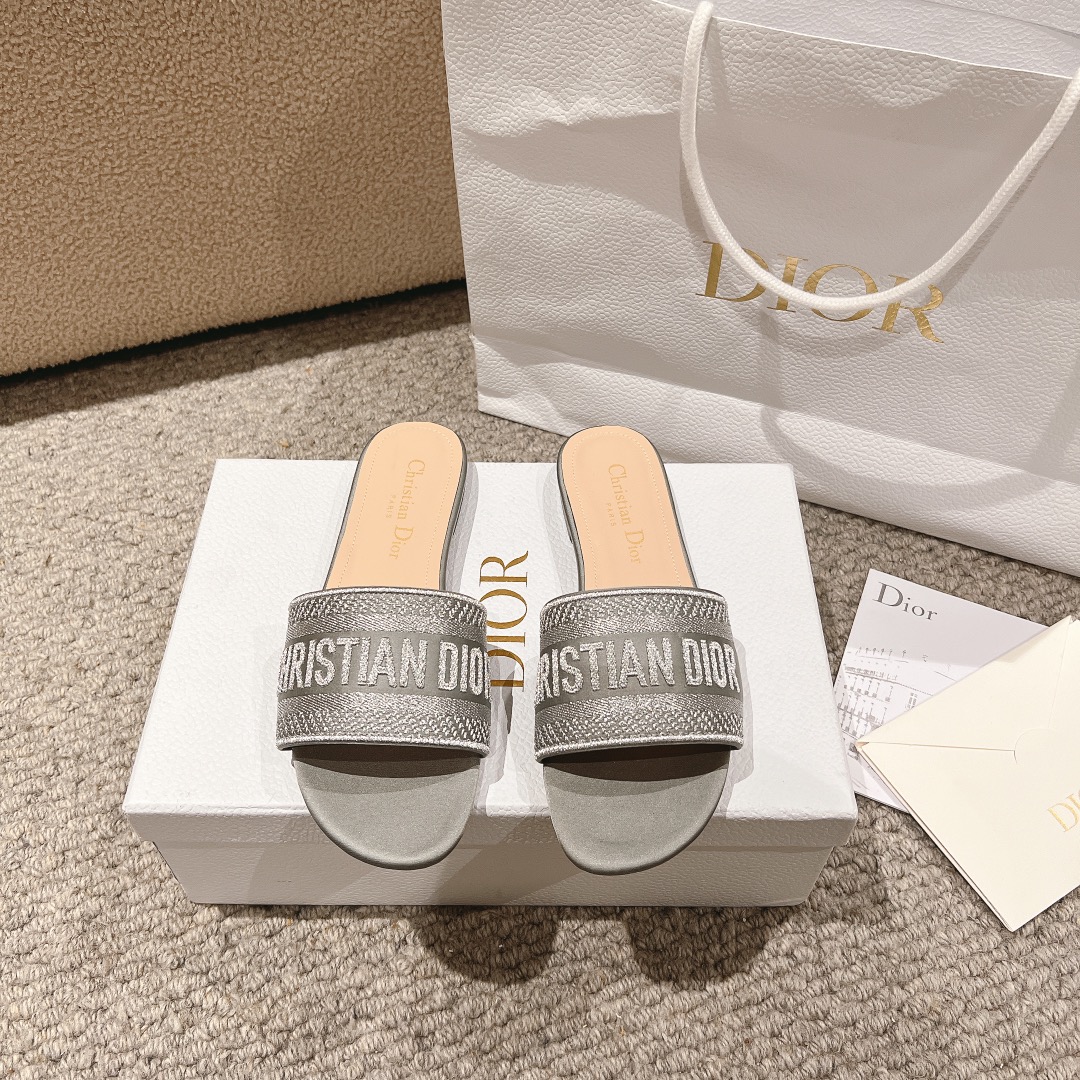 NO:253241,Purchase level!  Dior logo computer embroidered canvas flat slippers, metallic glossy thread embroidery and silk, classic and beautiful masterpiece, the most popular series of dior counters, both temperament, fashion, classic and durable design style, the effect of the foot is particularly beautiful!  Original reproduction!  Upper: Original custom metallic gloss line computer embroidery logo!  Inner/foot pad: Original custom imported water-washed cowhide piri!  Italian A-grade leather outsole!  Heel height 1.5cm, size 34-43 (34, 40, 41, 42, 43 customized, non-return and exchange), slippers, dior, dior, slippers, cowhide, Leather soles19860909代购级别！ 迪奥logo 电脑绣帆布平底拖鞋,金属光泽线刺绣与丝绸搭配,经典上乘美艳力作 dior专柜最火系列 兼备气质 时尚 经典耐看的设计风格 上脚效果特别美！原版复刻制作！ 鞋面:原版定制金属光泽线电脑刺绣Logo！ 内里/垫脚:原版定制进口水洗牛皮皮里 ！ 意大利A级真皮大底！ 跟高1.5cm 码数34-43（34,40,41,42,43定制不退换）,拖鞋,dior,dior,slippers,cowhide,Leather soles,Women's Shoes