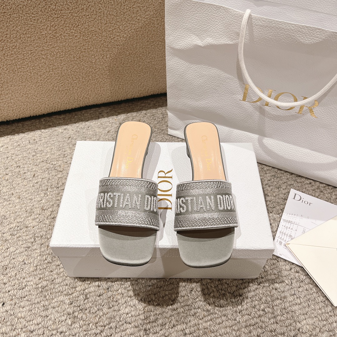 NO:253244,Purchase level!  Dior logo computer embroidered canvas flat slippers, metallic glossy thread embroidery and silk, classic and beautiful masterpiece, the most popular series of dior counters, both temperament, fashion, classic and durable design style, the effect of the foot is particularly beautiful!  Original reproduction!  Upper: Original custom metallic gloss line computer embroidery logo!  Inner/foot pad: Original custom imported water-washed cowhide piri!  Italian A-grade leather outsole!  Heel height 3.5cm, size 34-43 (34, 40, 41, 42, 43 customized, non-return and exchange), slippers, dior, dior, slippers, cowhide, Leather soles19860909代购级别！ 迪奥logo 电脑绣帆布平底拖鞋,金属光泽线刺绣与丝绸搭配,经典上乘美艳力作 dior专柜最火系列 兼备气质 时尚 经典耐看的设计风格 上脚效果特别美！原版复刻制作！ 鞋面:原版定制金属光泽线电脑刺绣Logo！ 内里/垫脚:原版定制进口水洗牛皮皮里 ！ 意大利A级真皮大底！ 跟高3.5cm 码数34-43（34,40,41,42,43定制不退换）,拖鞋,dior,dior,slippers,cowhide,Leather soles,Women's Shoes