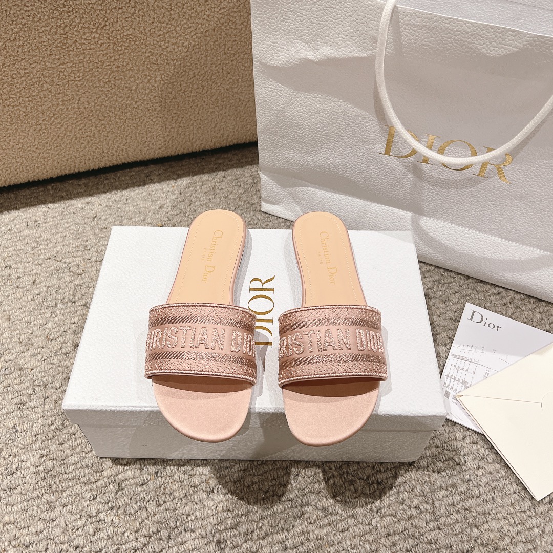 NO:253247,Purchase level!  Dior logo computer embroidered canvas flat slippers, metallic glossy thread embroidery and silk, classic and beautiful masterpiece, the most popular series of dior counters, both temperament, fashion, classic and durable design style, the effect of the foot is particularly beautiful!  Original reproduction!  Upper: Original custom metallic gloss line computer embroidery logo!  Inner/foot pad: Original custom imported water-washed cowhide piri!  Italian A-grade leather outsole!  Heel height 1.5cm, size 34-43 (34, 40, 41, 42, 43 customized, non-return and exchange), slippers, dior, dior, slippers, cowhide, Leather soles19860909代购级别！ 迪奥logo 电脑绣帆布平底拖鞋,金属光泽线刺绣与丝绸搭配,经典上乘美艳力作 dior专柜最火系列 兼备气质 时尚 经典耐看的设计风格 上脚效果特别美！原版复刻制作！ 鞋面:原版定制金属光泽线电脑刺绣Logo！ 内里/垫脚:原版定制进口水洗牛皮皮里 ！ 意大利A级真皮大底！ 跟高1.5cm 码数34-43（34,40,41,42,43定制不退换）,拖鞋,dior,dior,slippers,cowhide,Leather soles,Women's Shoes