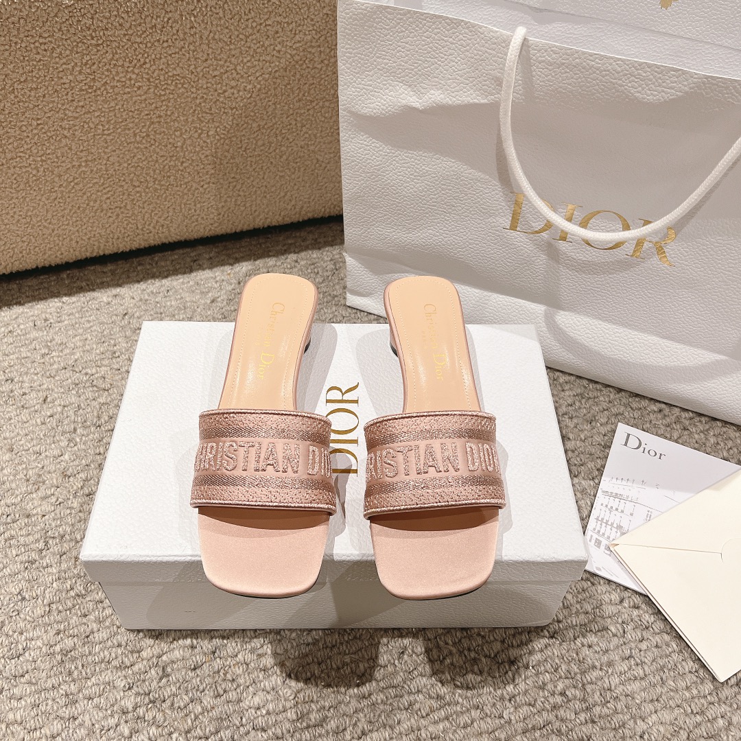NO:253250,Purchase level!  Dior logo computer embroidered canvas flat slippers, metallic glossy thread embroidery and silk, classic and beautiful masterpiece, the most popular series of dior counters, both temperament, fashion, classic and durable design style, the effect of the foot is particularly beautiful!  Original reproduction!  Upper: Original custom metallic gloss line computer embroidery logo!  Inner/foot pad: Original custom imported water-washed cowhide piri!  Italian A-grade leather outsole!  Heel height 3.5cm, size 34-43 (34, 40, 41, 42, 43 customized, non-return and exchange), slippers, dior, dior, slippers, cowhide, Leather soles19860909代购级别！ 迪奥logo 电脑绣帆布平底拖鞋,金属光泽线刺绣与丝绸搭配,经典上乘美艳力作 dior专柜最火系列 兼备气质 时尚 经典耐看的设计风格 上脚效果特别美！原版复刻制作！ 鞋面:原版定制金属光泽线电脑刺绣Logo！ 内里/垫脚:原版定制进口水洗牛皮皮里 ！ 意大利A级真皮大底！ 跟高3.5cm 码数34-43（34,40,41,42,43定制不退换）,拖鞋,dior,dior,slippers,cowhide,Leather soles,Women's Shoes