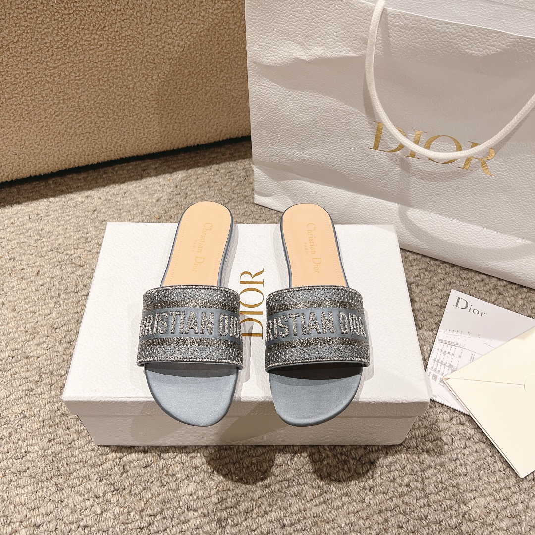 NO:253254,Purchase level!  Dior logo computer embroidered canvas flat slippers, metallic glossy thread embroidery and silk, classic and beautiful masterpiece, the most popular series of dior counters, both temperament, fashion, classic and durable design style, the effect of the foot is particularly beautiful!  Original reproduction!  Upper: Original custom metallic gloss line computer embroidery logo!  Inner/foot pad: Original custom imported water-washed cowhide piri!  Italian A-grade leather outsole!  Heel height 1.5cm, size 34-43 (34, 40, 41, 42, 43 customized, non-return and exchange), slippers, dior, dior, slippers, cowhide, Leather soles19860909代购级别！ 迪奥logo 电脑绣帆布平底拖鞋,金属光泽线刺绣与丝绸搭配,经典上乘美艳力作 dior专柜最火系列 兼备气质 时尚 经典耐看的设计风格 上脚效果特别美！原版复刻制作！ 鞋面:原版定制金属光泽线电脑刺绣Logo！ 内里/垫脚:原版定制进口水洗牛皮皮里 ！ 意大利A级真皮大底！ 跟高1.5cm 码数34-43（34,40,41,42,43定制不退换）,拖鞋,dior,dior,slippers,cowhide,Leather soles,Women's Shoes