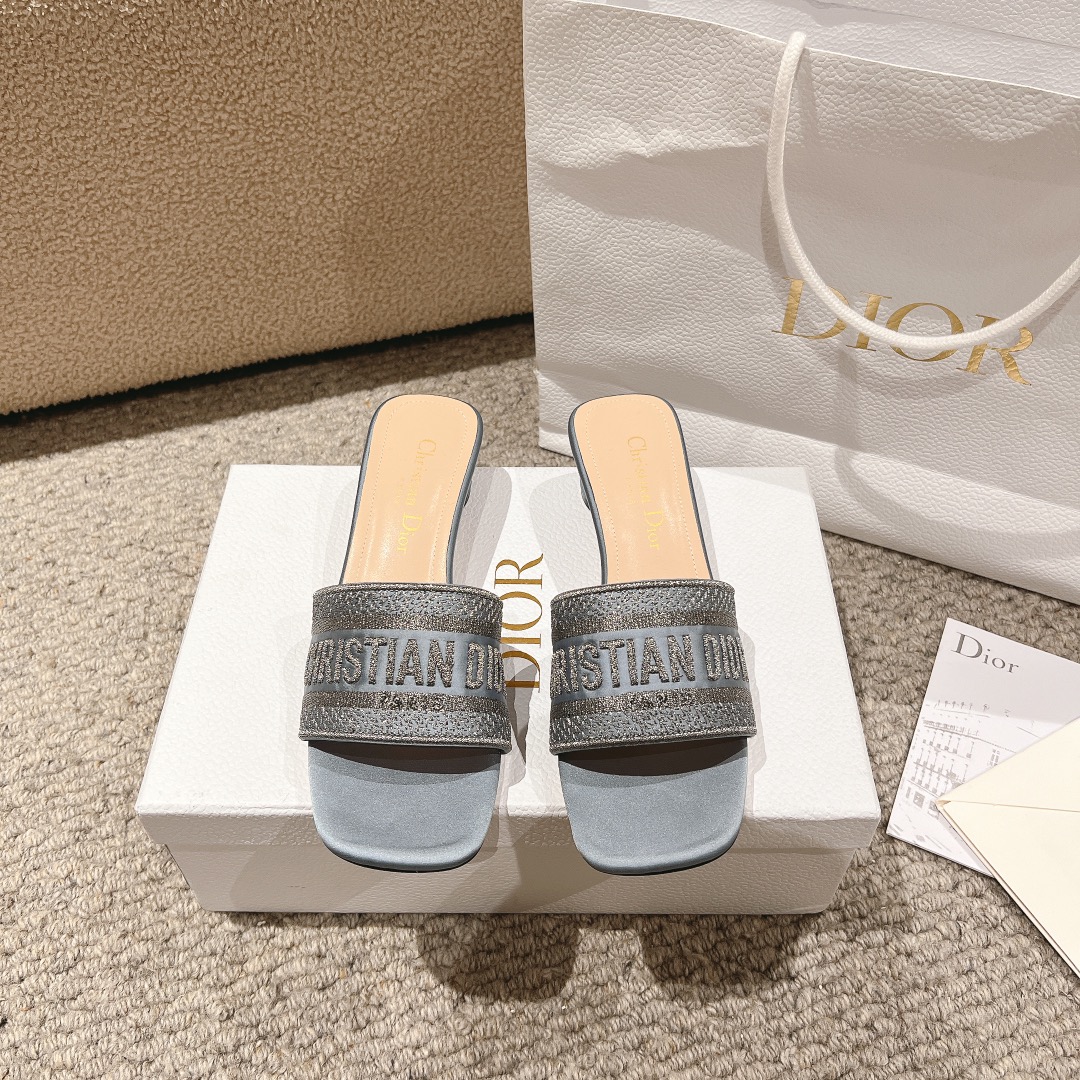 NO:253227,Purchase level!  Dior logo computer embroidered canvas flat slippers, metallic glossy thread embroidery and silk, classic and beautiful masterpiece, the most popular series of dior counters, both temperament, fashion, classic and durable design style, the effect of the foot is particularly beautiful!  Original reproduction!  Upper: Original custom metallic gloss line computer embroidery logo!  Inner/foot pad: Original custom imported water-washed cowhide piri!  Italian A-grade leather outsole!  Heel height 3.5cm, size 34-43 (34, 40, 41, 42, 43 customized, non-return and exchange), slippers, dior, dior, slippers, cowhide, Leather soles19860909代购级别！ 迪奥logo 电脑绣帆布平底拖鞋,金属光泽线刺绣与丝绸搭配,经典上乘美艳力作 dior专柜最火系列 兼备气质 时尚 经典耐看的设计风格 上脚效果特别美！原版复刻制作！ 鞋面:原版定制金属光泽线电脑刺绣Logo！ 内里/垫脚:原版定制进口水洗牛皮皮里 ！ 意大利A级真皮大底！ 跟高3.5cm 码数34-43（34,40,41,42,43定制不退换）,拖鞋,dior,dior,slippers,cowhide,Leather soles,Women's Shoes