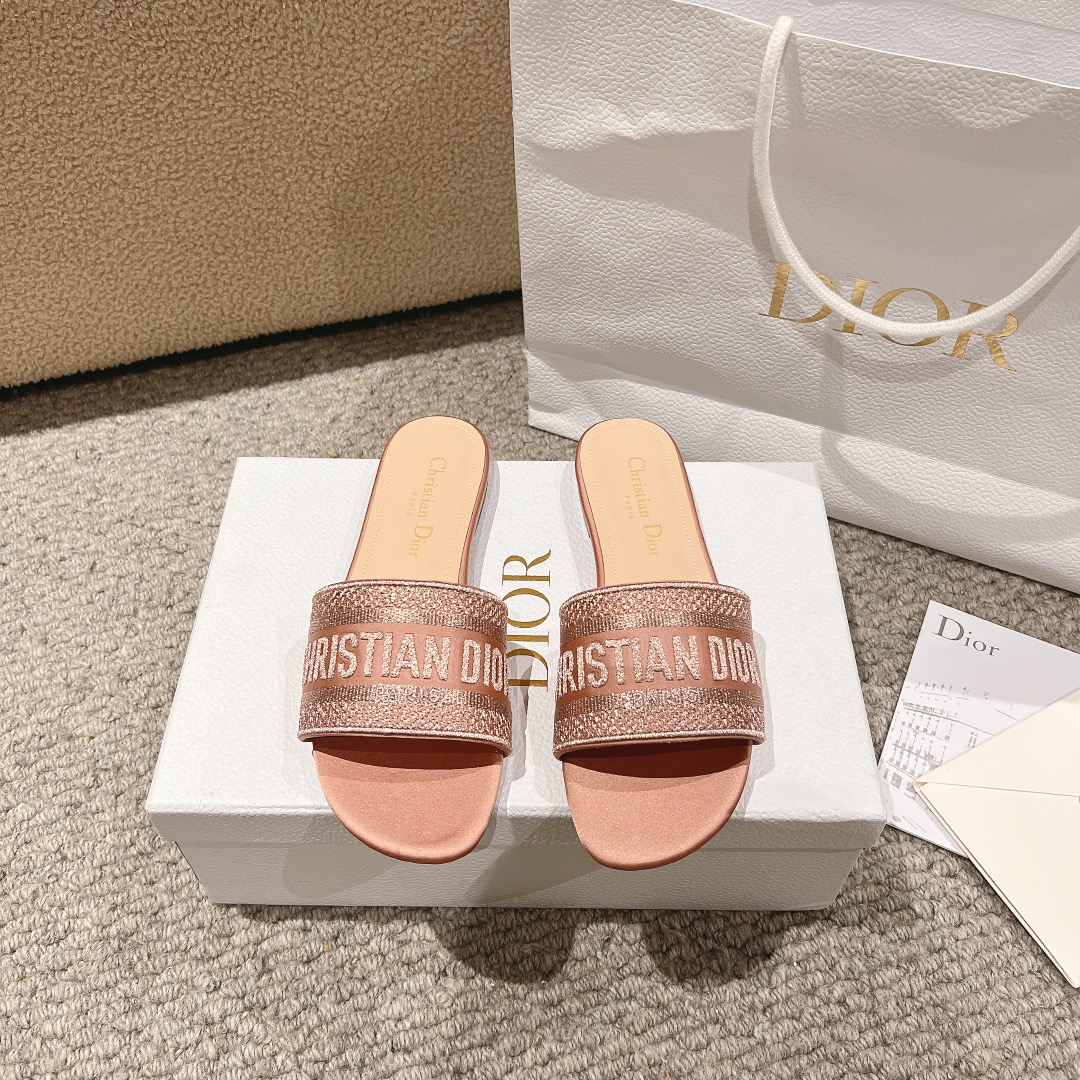 NO:253230,Purchase level!  Dior logo computer embroidered canvas flat slippers, metallic glossy thread embroidery and silk, classic and beautiful masterpiece, the most popular series of dior counters, both temperament, fashion, classic and durable design style, the effect of the foot is particularly beautiful!  Original reproduction!  Upper: Original custom metallic gloss line computer embroidery logo!  Inner/foot pad: Original custom imported water-washed cowhide piri!  Italian A-grade leather outsole!  Heel height 1.5cm, size 34-43 (34, 40, 41, 42, 43 customized, non-return and exchange), slippers, dior, dior, slippers, cowhide, Leather soles19860909代购级别！ 迪奥logo 电脑绣帆布平底拖鞋,金属光泽线刺绣与丝绸搭配,经典上乘美艳力作 dior专柜最火系列 兼备气质 时尚 经典耐看的设计风格 上脚效果特别美！原版复刻制作！ 鞋面:原版定制金属光泽线电脑刺绣Logo！ 内里/垫脚:原版定制进口水洗牛皮皮里 ！ 意大利A级真皮大底！ 跟高1.5cm 码数34-43（34,40,41,42,43定制不退换）,拖鞋,dior,dior,slippers,cowhide,Leather soles,Women's Shoes