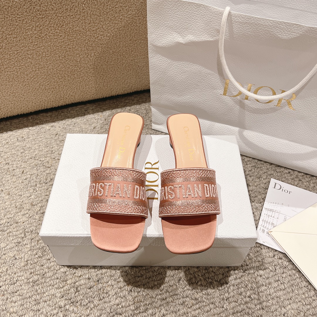 NO:253233,Purchase level!  Dior logo computer embroidered canvas flat slippers, metallic glossy thread embroidery and silk, classic and beautiful masterpiece, the most popular series of dior counters, both temperament, fashion, classic and durable design style, the effect of the foot is particularly beautiful!  Original reproduction!  Upper: Original custom metallic gloss line computer embroidery logo!  Inner/foot pad: Original custom imported water-washed cowhide piri!  Italian A-grade leather outsole!  Heel height 3.5cm, size 34-43 (34, 40, 41, 42, 43 customized, non-return and exchange), slippers, dior, dior, slippers, cowhide, Leather soles19860909代购级别！ 迪奥logo 电脑绣帆布平底拖鞋,金属光泽线刺绣与丝绸搭配,经典上乘美艳力作 dior专柜最火系列 兼备气质 时尚 经典耐看的设计风格 上脚效果特别美！原版复刻制作！ 鞋面:原版定制金属光泽线电脑刺绣Logo！ 内里/垫脚:原版定制进口水洗牛皮皮里 ！ 意大利A级真皮大底！ 跟高3.5cm 码数34-43（34,40,41,42,43定制不退换）,拖鞋,dior,dior,slippers,cowhide,Leather soles,Women's Shoes