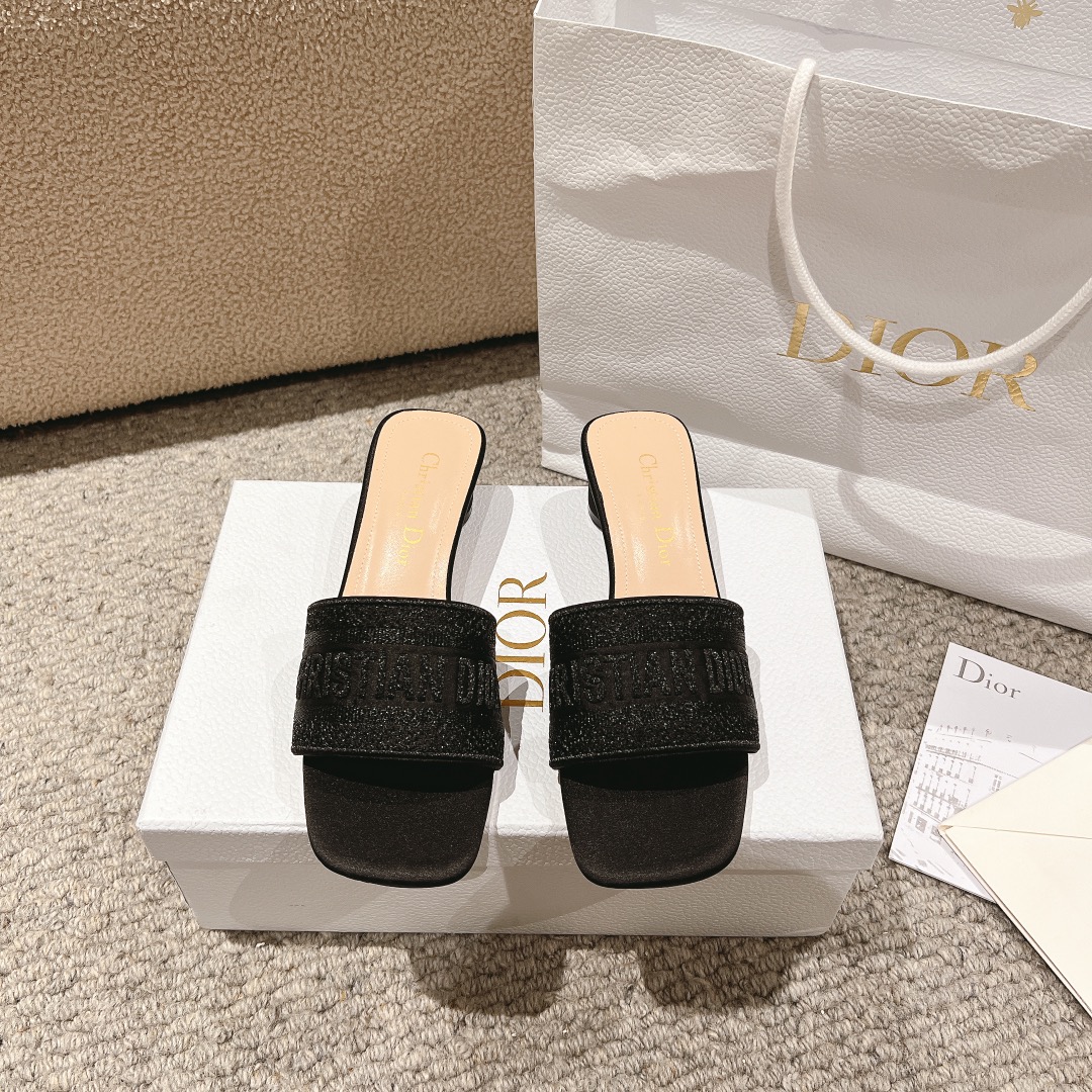 NO:253239,Purchase level!  Dior logo computer embroidered canvas flat slippers, metallic glossy thread embroidery and silk, classic and beautiful masterpiece, the most popular series of dior counters, both temperament, fashion, classic and durable design style, the effect of the foot is particularly beautiful!  Original reproduction!  Upper: Original custom metallic gloss line computer embroidery logo!  Inner/foot pad: Original custom imported water-washed cowhide piri!  Italian A-grade leather outsole!  Heel height 3.5cm, size 34-43 (34, 40, 41, 42, 43 customized, non-return and exchange), slippers, dior, dior, slippers, cowhide, Leather soles19860909代购级别！ 迪奥logo 电脑绣帆布平底拖鞋,金属光泽线刺绣与丝绸搭配,经典上乘美艳力作 dior专柜最火系列 兼备气质 时尚 经典耐看的设计风格 上脚效果特别美！原版复刻制作！ 鞋面:原版定制金属光泽线电脑刺绣Logo！ 内里/垫脚:原版定制进口水洗牛皮皮里 ！ 意大利A级真皮大底！ 跟高3.5cm 码数34-43（34,40,41,42,43定制不退换）,拖鞋,dior,dior,slippers,cowhide,Leather soles,Women's Shoes