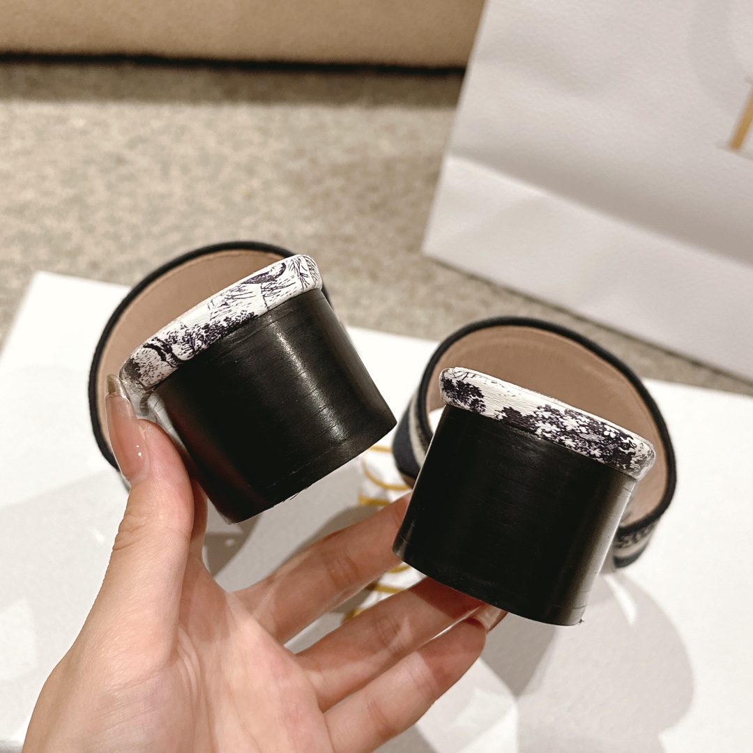 代购级别！经典迪奥logo电脑绣帆布方跟拖鞋，上乘美艳力作 dior专柜最火春夏系列 兼备气质 时尚 经