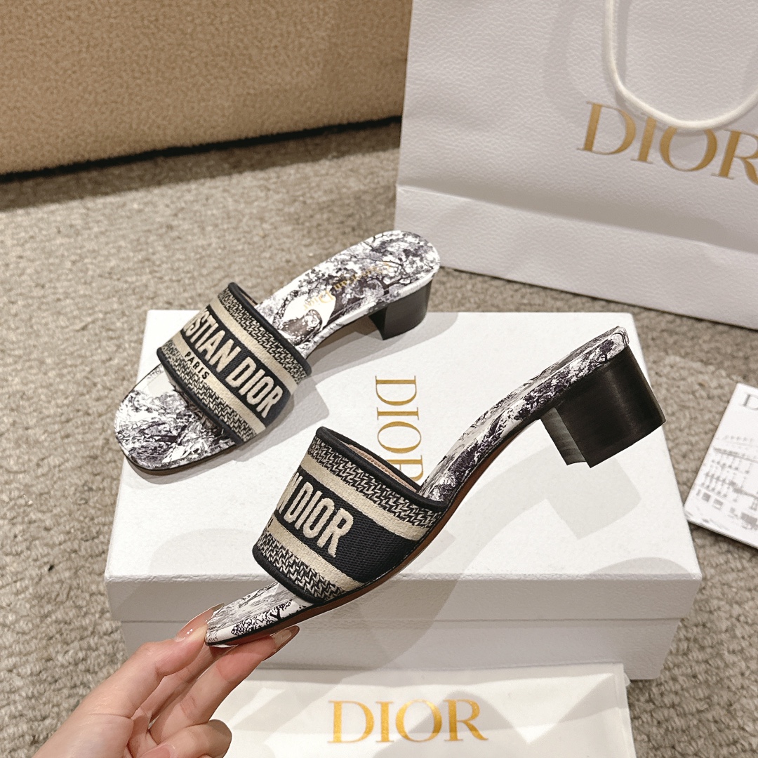 代购级别！经典迪奥logo电脑绣帆布方跟拖鞋，上乘美艳力作 dior专柜最火春夏系列 兼备气质 时尚 经