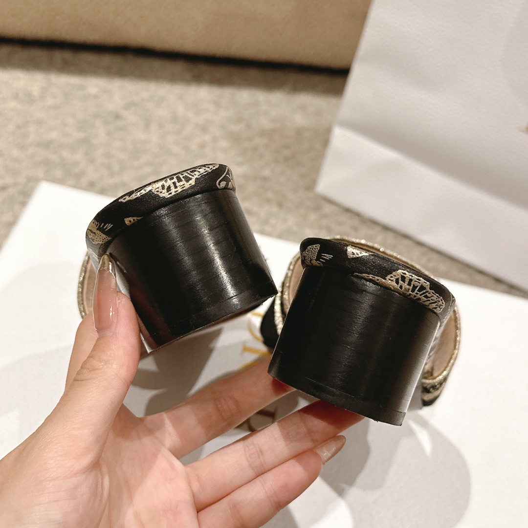 代购级别！经典迪奥logo电脑绣帆布方跟拖鞋，上乘美艳力作 dior专柜最火春夏系列 兼备气质 时尚 经