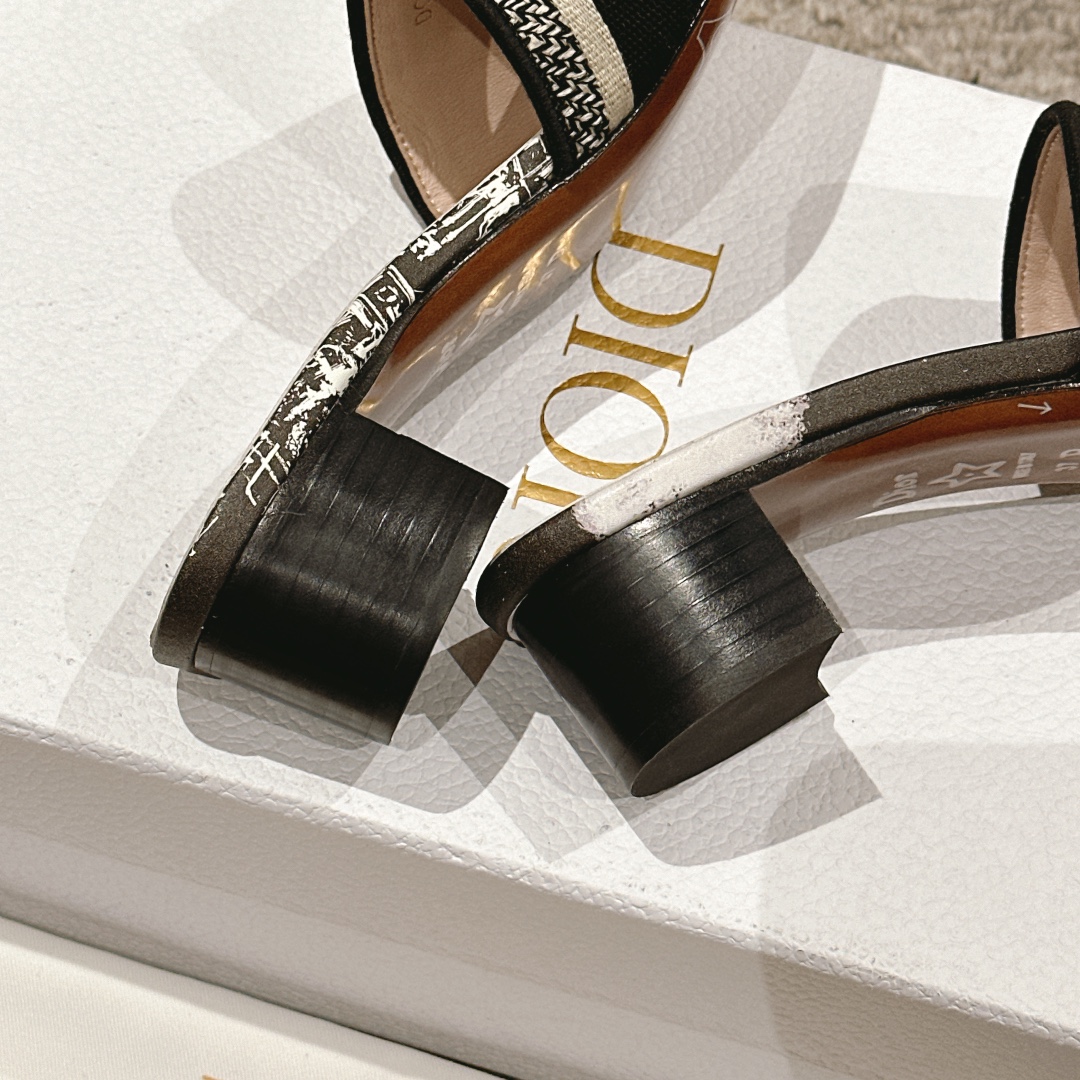 代购级别！经典迪奥logo电脑绣帆布方跟拖鞋，上乘美艳力作 dior专柜最火春夏系列 兼备气质 时尚 经