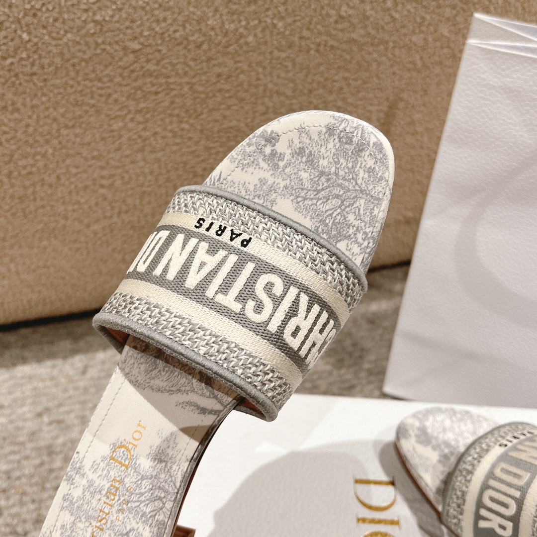 代购级别！经典迪奥logo电脑绣帆布方跟拖鞋，上乘美艳力作 dior专柜最火春夏系列 兼备气质 时尚 经