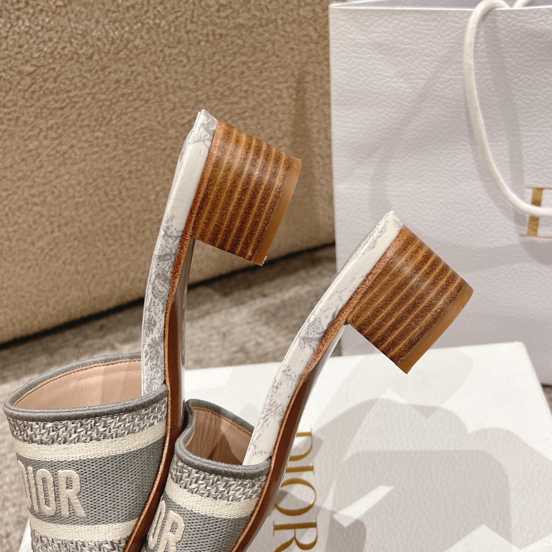 代购级别！经典迪奥logo电脑绣帆布方跟拖鞋，上乘美艳力作 dior专柜最火春夏系列 兼备气质 时尚 经