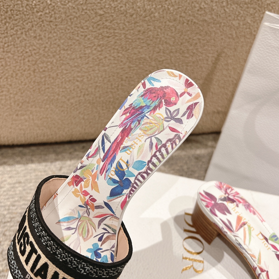 代购级别！经典迪奥logo电脑绣帆布方跟拖鞋，上乘美艳力作 dior专柜最火春夏系列 兼备气质 时尚 经