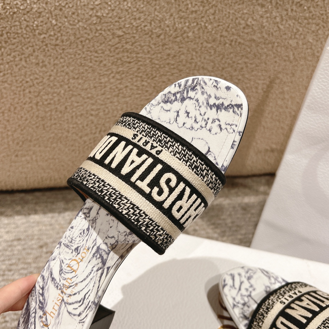 代购级别！经典迪奥logo电脑绣帆布方跟拖鞋，上乘美艳力作 dior专柜最火春夏系列 兼备气质 时尚 经