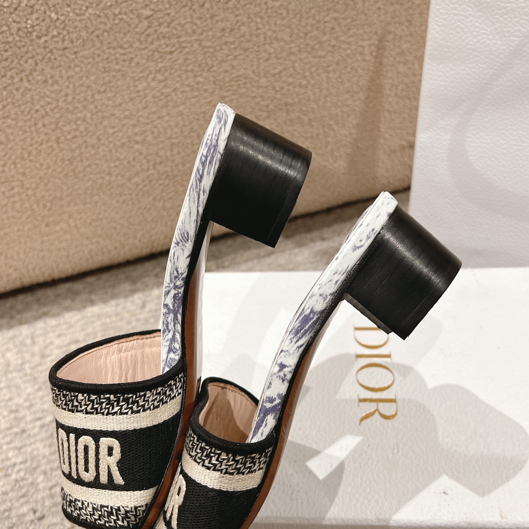 代购级别！经典迪奥logo电脑绣帆布方跟拖鞋，上乘美艳力作 dior专柜最火春夏系列 兼备气质 时尚 经