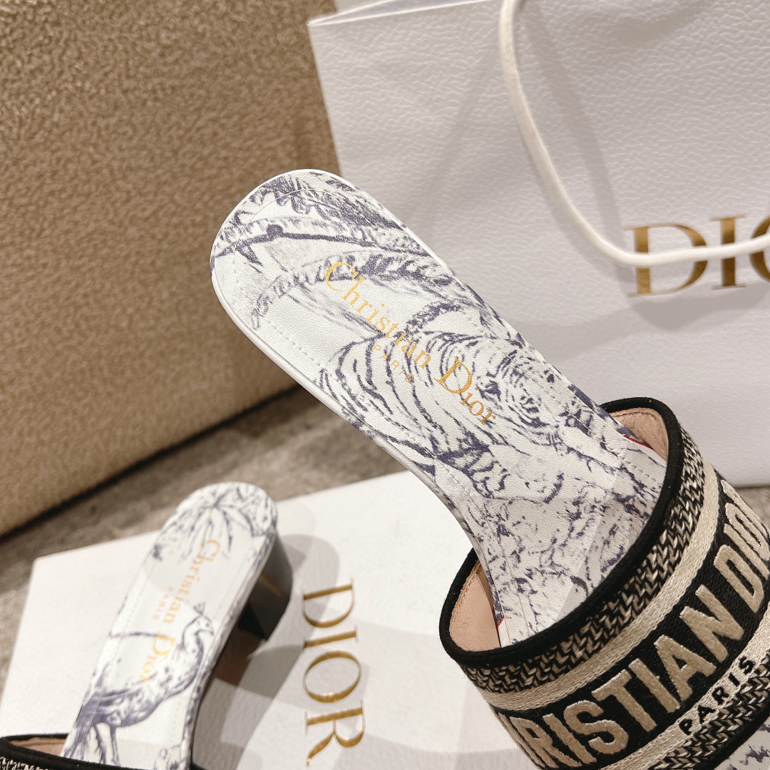 代购级别！经典迪奥logo电脑绣帆布方跟拖鞋，上乘美艳力作 dior专柜最火春夏系列 兼备气质 时尚 经
