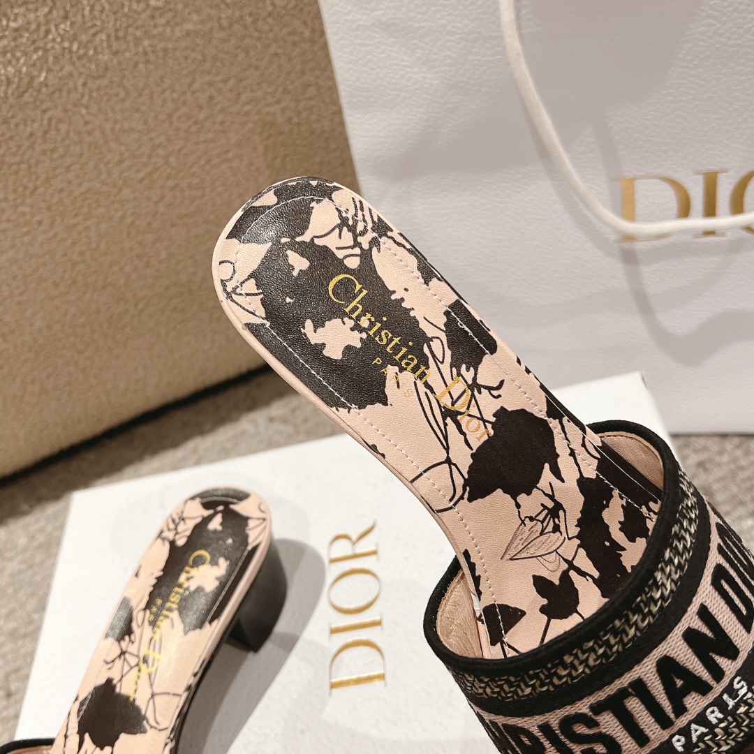 代购级别！经典迪奥logo电脑绣帆布方跟拖鞋，上乘美艳力作 dior专柜最火春夏系列 兼备气质 时尚 经