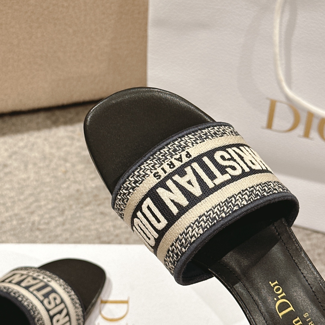 代购级别！经典迪奥logo电脑绣帆布方跟拖鞋，上乘美艳力作 dior专柜最火春夏系列 兼备气质 时尚 经