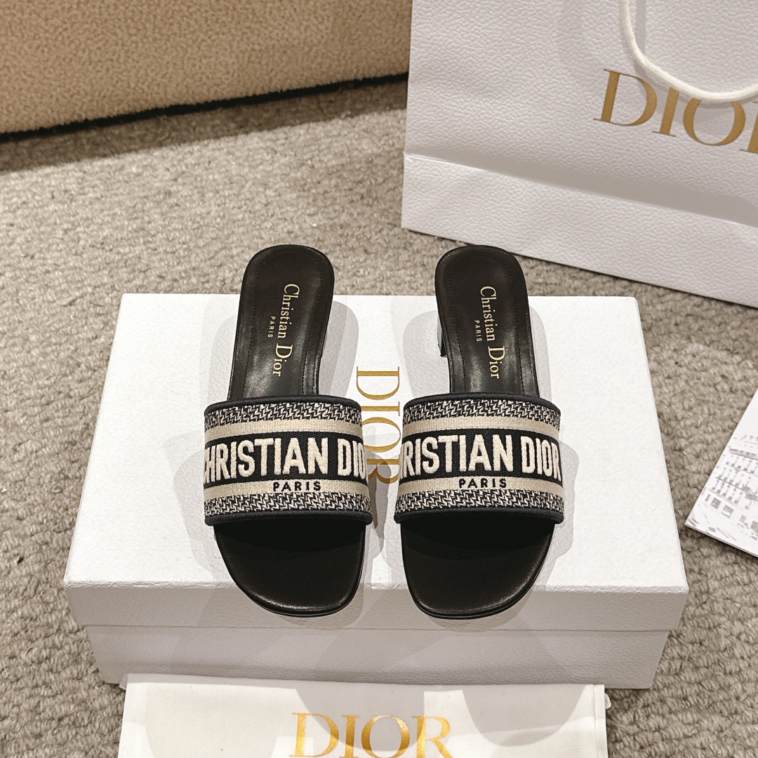代购级别！经典迪奥logo电脑绣帆布方跟拖鞋，上乘美艳力作 dior专柜最火春夏系列 兼备气质 时尚 经