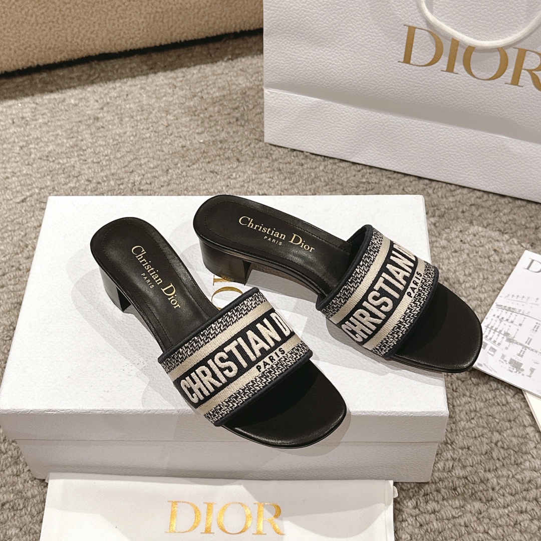 代购级别！经典迪奥logo电脑绣帆布方跟拖鞋，上乘美艳力作 dior专柜最火春夏系列 兼备气质 时尚 经