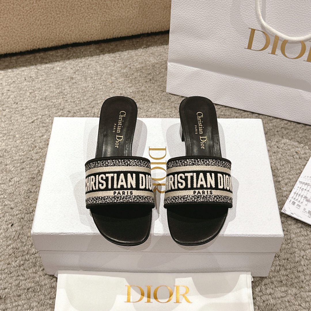 NO:253322,Purchase level!  Classic Dior logo computer embroidered canvas square heel slippers, excellent and beautiful masterpiece, the most popular spring and summer series of dior counters, both temperament, fashion, classic and durable square heel and round head design style, the effect of the foot is particularly beautiful!  Original reproduction!  Upper: Original custom canvas computer embroidery logo!  Inner/foot pad: Original custom imported water-washed cowhide piri!  Italian A-grade leather outsole!  Heel height 4.5cm, size 34-43 (34, 40, 41, 42, 43 customized, non-return and exchange), slippers, dior, dior, slippers, cowhide, Leather soles19860909代购级别！ 经典迪奥logo电脑绣帆布方跟拖鞋,上乘美艳力作 dior专柜最火春夏系列 兼备气质 时尚 经典耐看的方跟、圆头设计风格 上脚效果特别美！原版复刻制作！ 鞋面:原版定制帆布电脑刺绣Logo！ 内里/垫脚:原版定制进口水洗牛皮皮里 ！ 意大利A级真皮大底！ 跟高4.5cm 码数34-43（34,40,41,42,43定制不退换）,拖鞋,dior,dior,slippers,cowhide,Leather soles,Women's Shoes