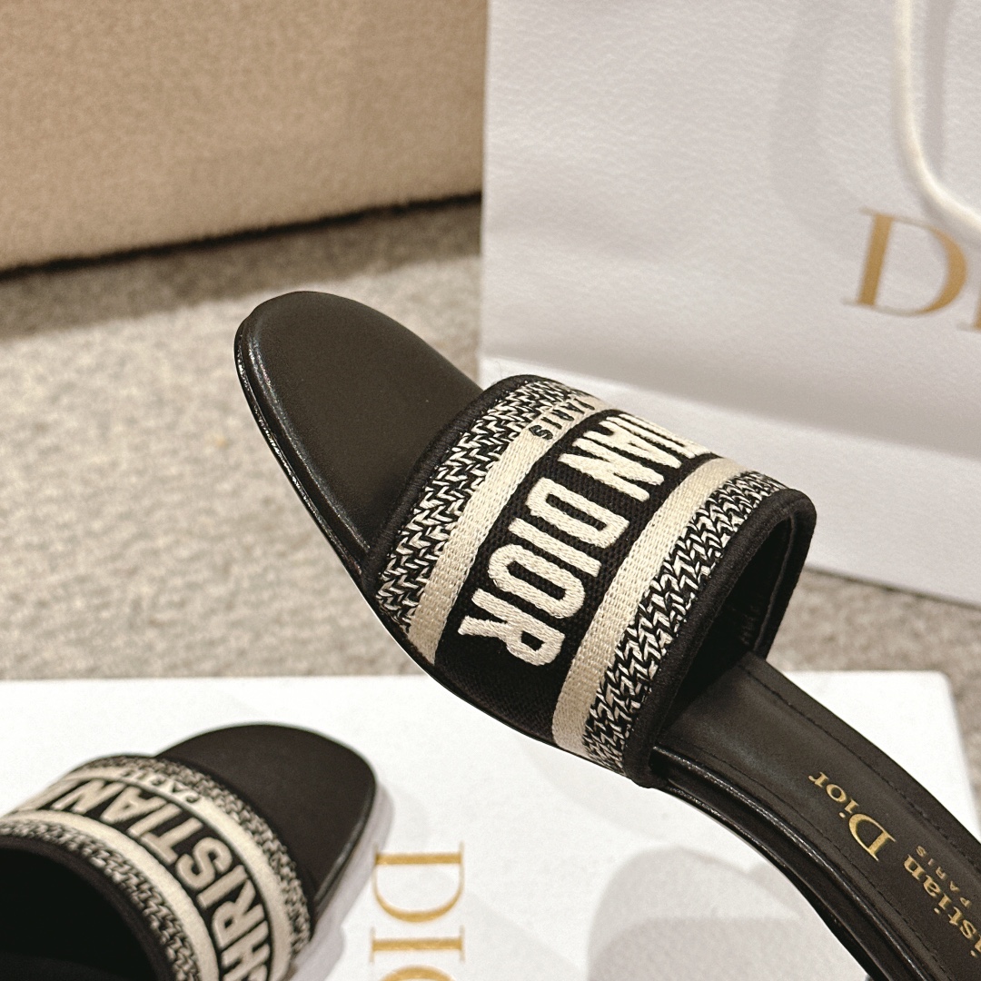 代购级别！经典迪奥logo电脑绣帆布方跟拖鞋，上乘美艳力作 dior专柜最火春夏系列 兼备气质 时尚 经