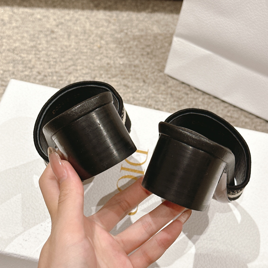 代购级别！经典迪奥logo电脑绣帆布方跟拖鞋，上乘美艳力作 dior专柜最火春夏系列 兼备气质 时尚 经