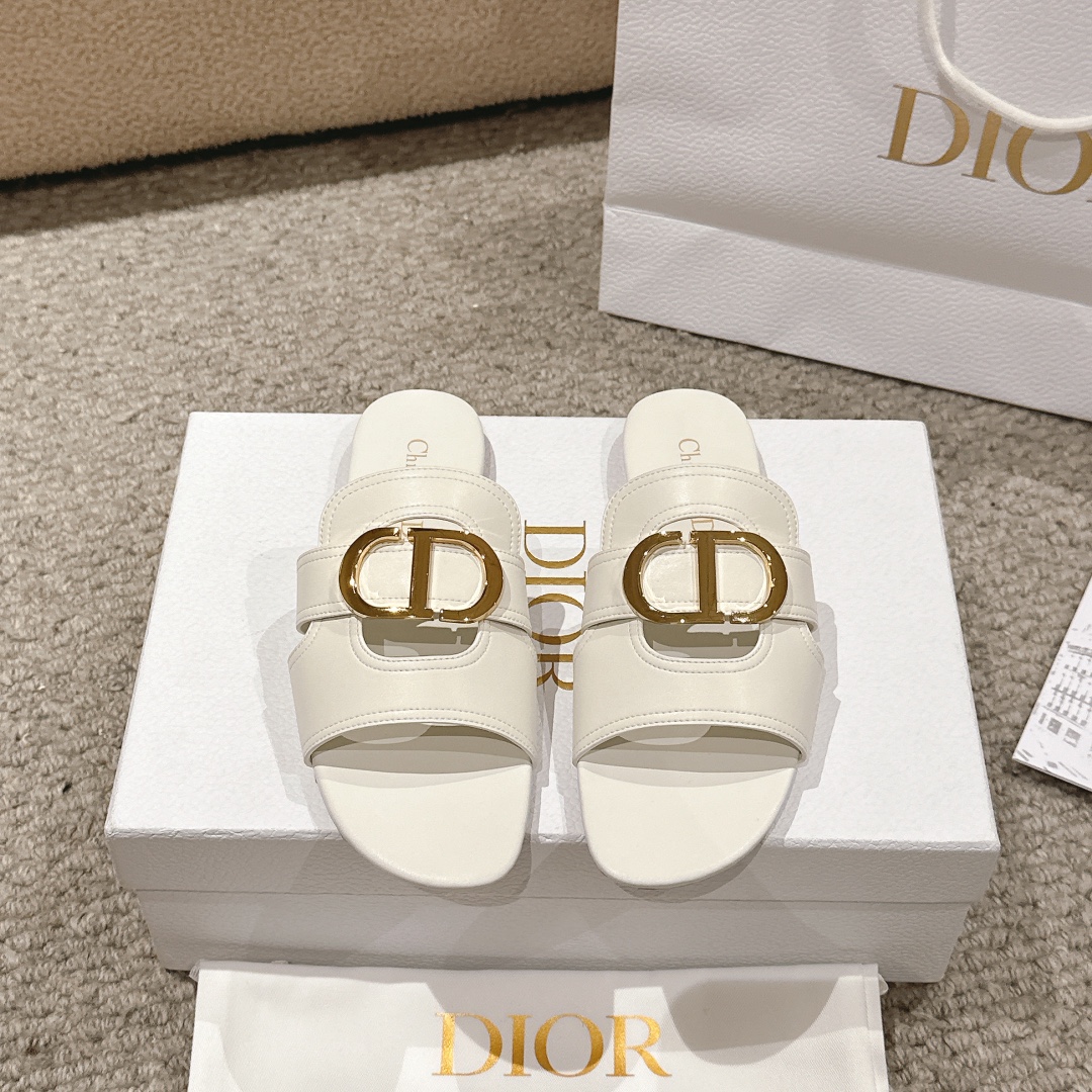 NO:167856,Purchase level!  Classic Dior metal CD letter hollow flat sandals, top-level version material on the market: imported calfskin imported   water-dyed sheepskin lining   Italian leather outsole   original molded pure copper hardware buckle. The effect on the feet is particularly beautiful!  Original reproduction!  Upper: Upper imported imported calfskin   water dyed sheepskin lining Italian A-grade leather outsole!  Heel height 1.5cm, size 34-43 (34, 40, 41, 42, 43 customized, non-return and exchange), slippers, dior, sandals, slippers, cowhide, sheepskin, Leather soles19860909代购级别！ 经典迪奥金属CD字母镂空平底凉鞋,市面顶级版本材质:鞋面进口进口小牛皮 水染羊皮内里 意大利真皮大底 原版开模纯铜五金扣 上脚效果特别美！原版复刻制作！ 鞋面: 鞋面进口进口小牛皮 水染羊皮内里 意大利A级真皮大底！ 跟高1.5cm 码数34-43（34,40,41,42,43定制不退换）,拖鞋,dior,sandals,slippers,cowhide,sheepskin,Leather soles,Women's Shoes