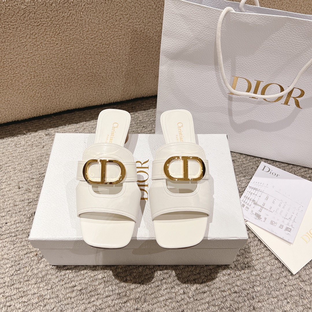NO:167859,Purchase level!  Classic Dior metal CD letter hollow sandals, square toe thick heel slippers. Top-notch version of the market: imported calfskin imported from the upper   water-dyed sheepskin lining   Italian leather outsole   original molded pure copper hardware buckle. The effect on the feet is particularly beautiful!  Original reproduction!  Upper: Upper imported imported calfskin   water dyed sheepskin lining Italian A-grade leather outsole!  Heel height 3.5cm, size 34-43 (34, 40, 41, 42, 43 customized, non-return and exchange), slippers, dior, sandals, slippers, cowhide, sheepskin, Leather soles19860909代购级别！ 经典迪奥金属CD字母镂空凉鞋,方头粗跟拖鞋 市面顶级版本材质:鞋面进口进口小牛皮 水染羊皮内里 意大利真皮大底 原版开模纯铜五金扣 上脚效果特别美！原版复刻制作！ 鞋面: 鞋面进口进口小牛皮 水染羊皮内里 意大利A级真皮大底！ 跟高3.5cm 码数34-43（34,40,41,42,43定制不退换）,拖鞋,dior,sandals,slippers,cowhide,sheepskin,Leather soles,Women's Shoes