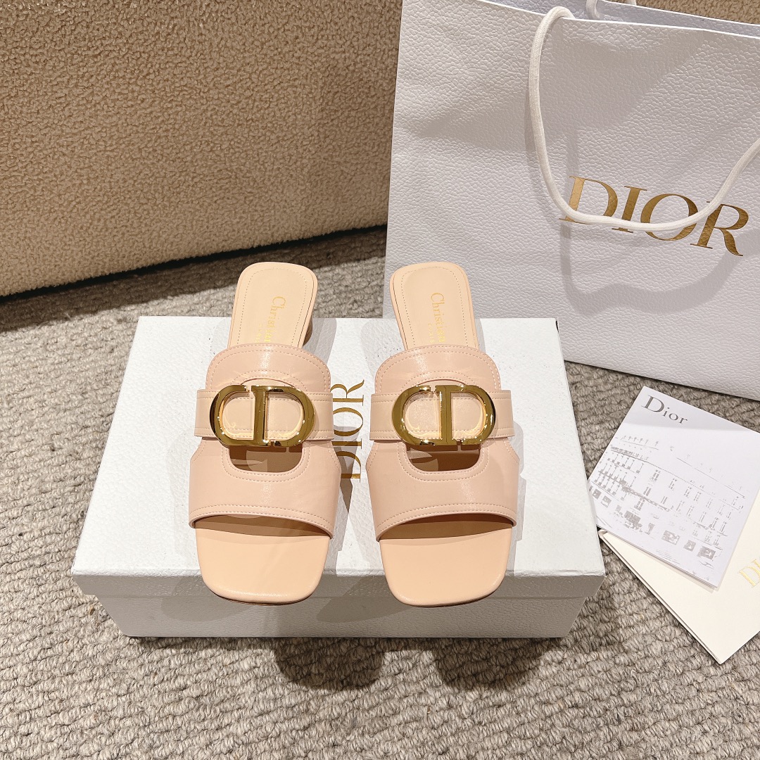 NO:167877,Purchase level!  Classic Dior metal CD letter hollow sandals, square toe thick heel slippers. Top-notch version of the market: imported calfskin imported from the upper   water-dyed sheepskin lining   Italian leather outsole   original molded pure copper hardware buckle. The effect on the feet is particularly beautiful!  Original reproduction!  Upper: Upper imported imported calfskin   water dyed sheepskin lining Italian A-grade leather outsole!  Heel height 3.5cm, size 34-43 (34, 40, 41, 42, 43 customized, non-return and exchange), slippers, dior, sandals, slippers, cowhide, sheepskin, Leather soles19860909代购级别！ 经典迪奥金属CD字母镂空凉鞋,方头粗跟拖鞋 市面顶级版本材质:鞋面进口进口小牛皮 水染羊皮内里 意大利真皮大底 原版开模纯铜五金扣 上脚效果特别美！原版复刻制作！ 鞋面: 鞋面进口进口小牛皮 水染羊皮内里 意大利A级真皮大底！ 跟高3.5cm 码数34-43（34,40,41,42,43定制不退换）,拖鞋,dior,sandals,slippers,cowhide,sheepskin,Leather soles,Women's Shoes