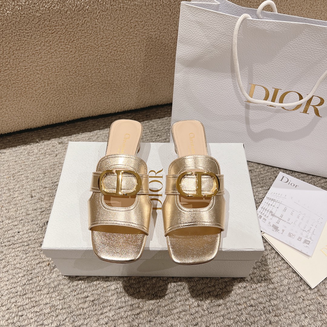 NO:167855,Purchase level!  Classic Dior metal CD letter hollow sandals, square toe thick heel slippers. Top-notch version of the market: imported calfskin imported from the upper   water-dyed sheepskin lining   Italian leather outsole   original molded pure copper hardware buckle. The effect on the feet is particularly beautiful!  Original reproduction!  Upper: Upper imported imported calfskin   water dyed sheepskin lining Italian A-grade leather outsole!  Heel height 3.5cm, size 34-43 (34, 40, 41, 42, 43 customized, non-return and exchange), slippers, dior, sandals, slippers, cowhide, sheepskin, Leather soles19860909代购级别！ 经典迪奥金属CD字母镂空凉鞋,方头粗跟拖鞋 市面顶级版本材质:鞋面进口进口小牛皮 水染羊皮内里 意大利真皮大底 原版开模纯铜五金扣 上脚效果特别美！原版复刻制作！ 鞋面: 鞋面进口进口小牛皮 水染羊皮内里 意大利A级真皮大底！ 跟高3.5cm 码数34-43（34,40,41,42,43定制不退换）,拖鞋,dior,sandals,slippers,cowhide,sheepskin,Leather soles,Women's Shoes