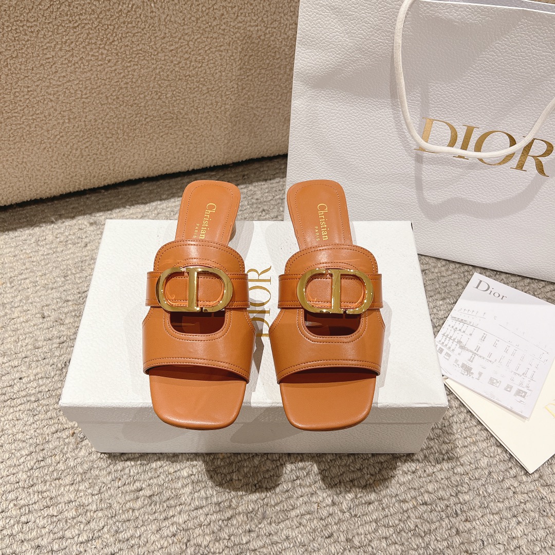 NO:167865,Purchase level!  Classic Dior metal CD letter hollow sandals, square toe thick heel slippers. Top-notch version of the market: imported calfskin imported from the upper   water-dyed sheepskin lining   Italian leather outsole   original molded pure copper hardware buckle. The effect on the feet is particularly beautiful!  Original reproduction!  Upper: Upper imported imported calfskin   water dyed sheepskin lining Italian A-grade leather outsole!  Heel height 3.5cm, size 34-43 (34, 40, 41, 42, 43 customized, non-return and exchange), slippers, dior, sandals, slippers, cowhide, sheepskin, Leather soles19860909代购级别！ 经典迪奥金属CD字母镂空凉鞋,方头粗跟拖鞋 市面顶级版本材质:鞋面进口进口小牛皮 水染羊皮内里 意大利真皮大底 原版开模纯铜五金扣 上脚效果特别美！原版复刻制作！ 鞋面: 鞋面进口进口小牛皮 水染羊皮内里 意大利A级真皮大底！ 跟高3.5cm 码数34-43（34,40,41,42,43定制不退换）,拖鞋,dior,sandals,slippers,cowhide,sheepskin,Leather soles,Women's Shoes